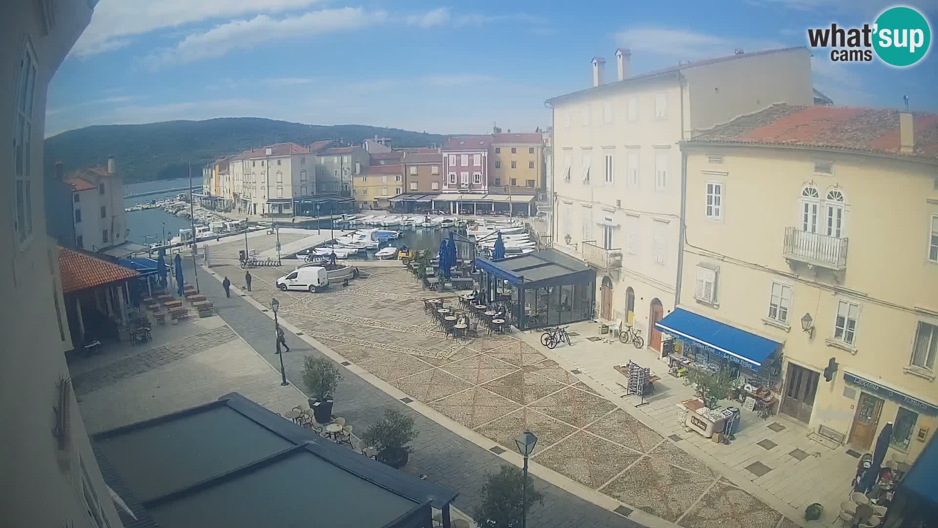 Web kamera Grad Cres – glavni trg i “mandrač” – otok Cres