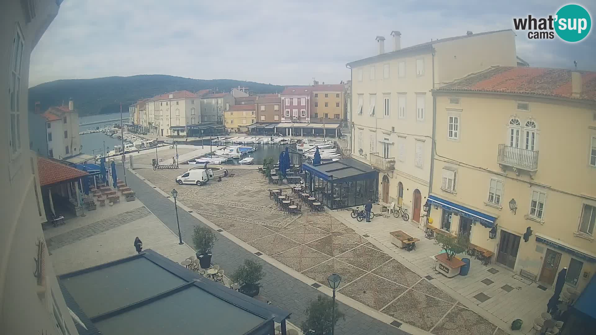 Web kamera Grad Cres – glavni trg i “mandrač” – otok Cres