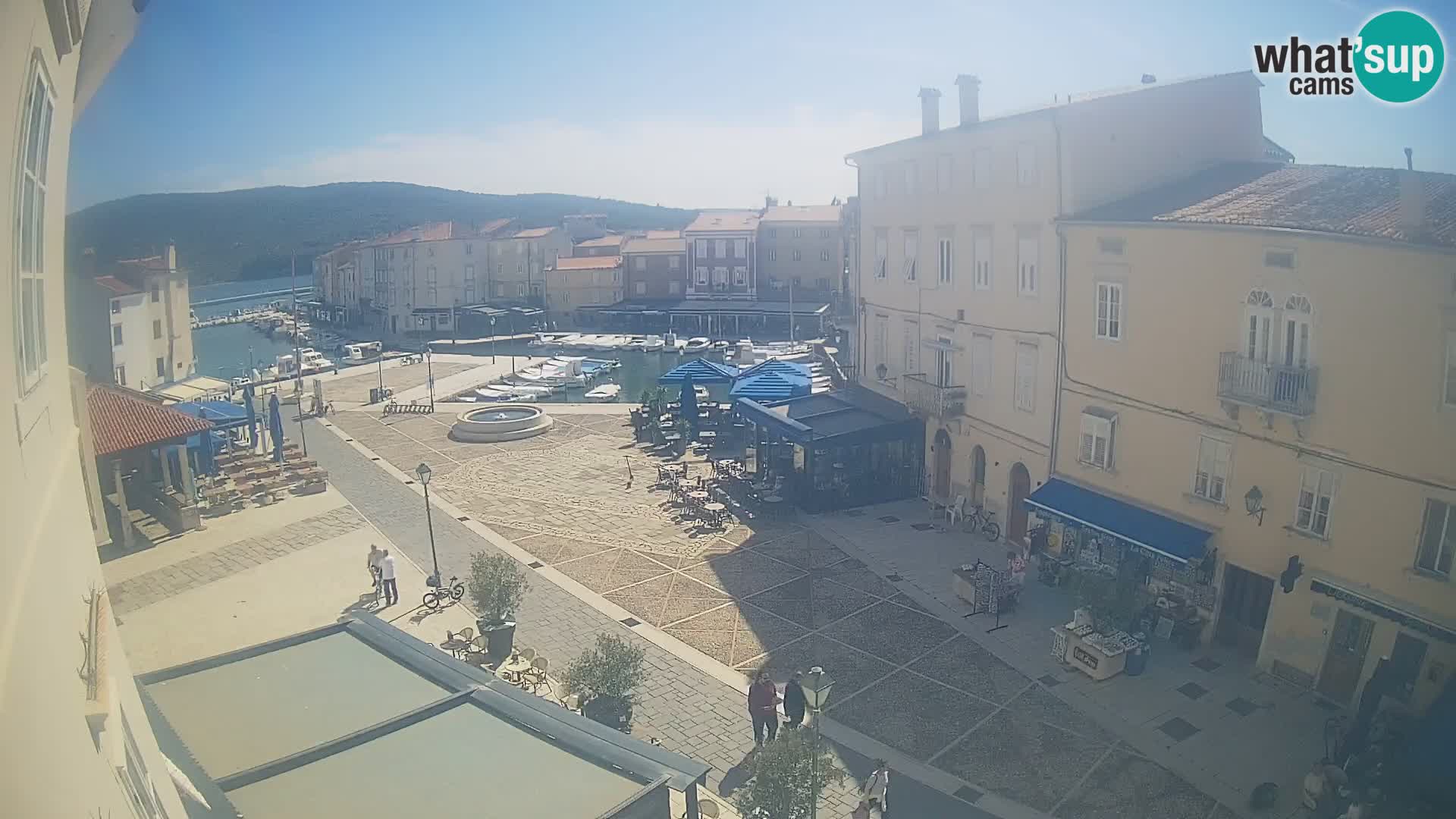 Web kamera Grad Cres – glavni trg i “mandrač” – otok Cres