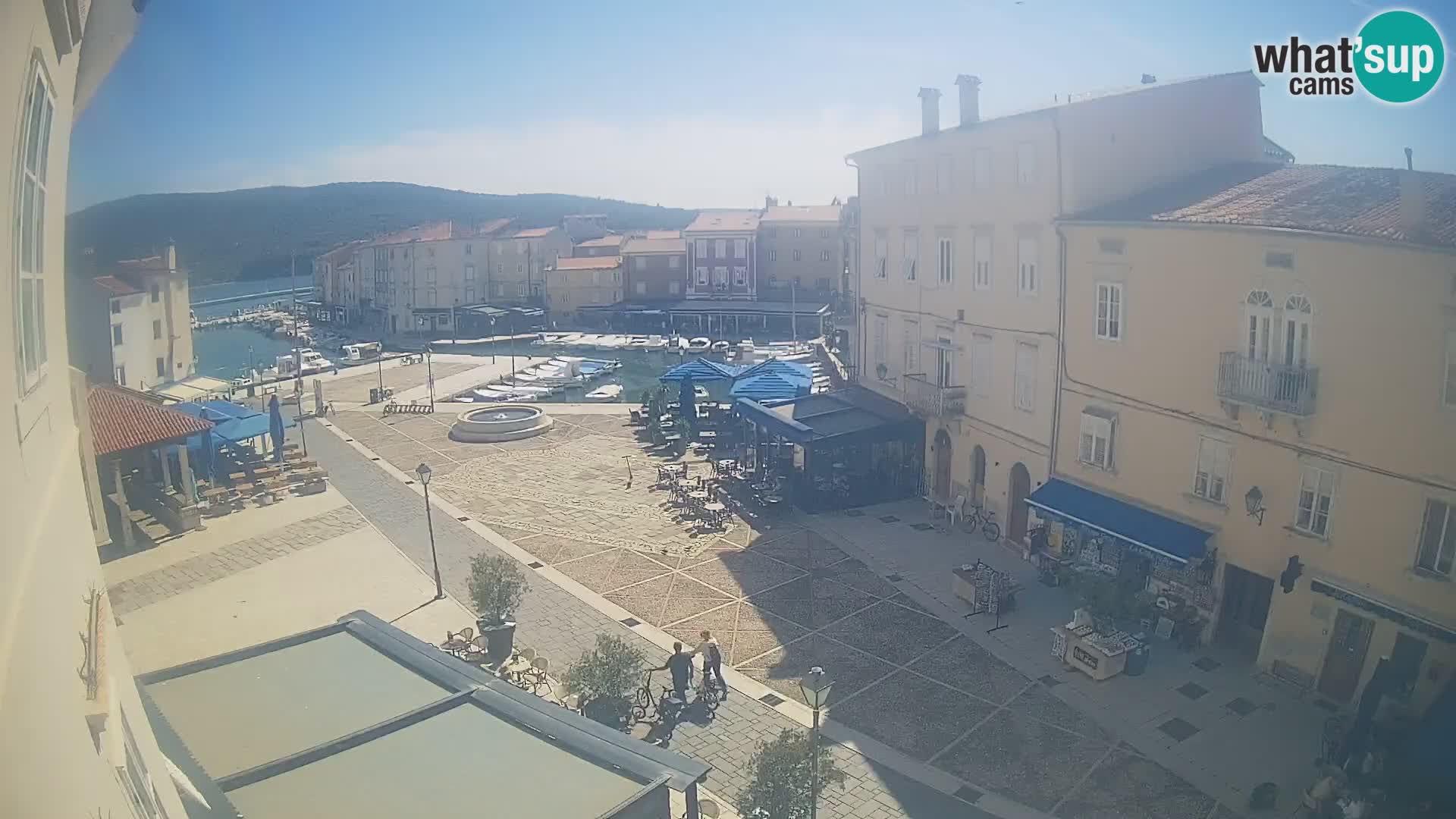 V ŽIVO spletna kamera Cres mesto – glavni trg in “mandrač” – otok Cres – Hrvaška
