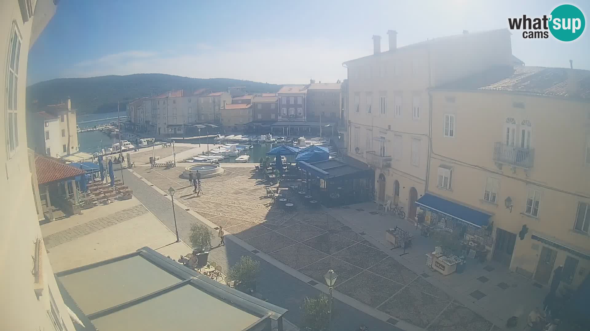 Web kamera Grad Cres – glavni trg i “mandrač” – otok Cres