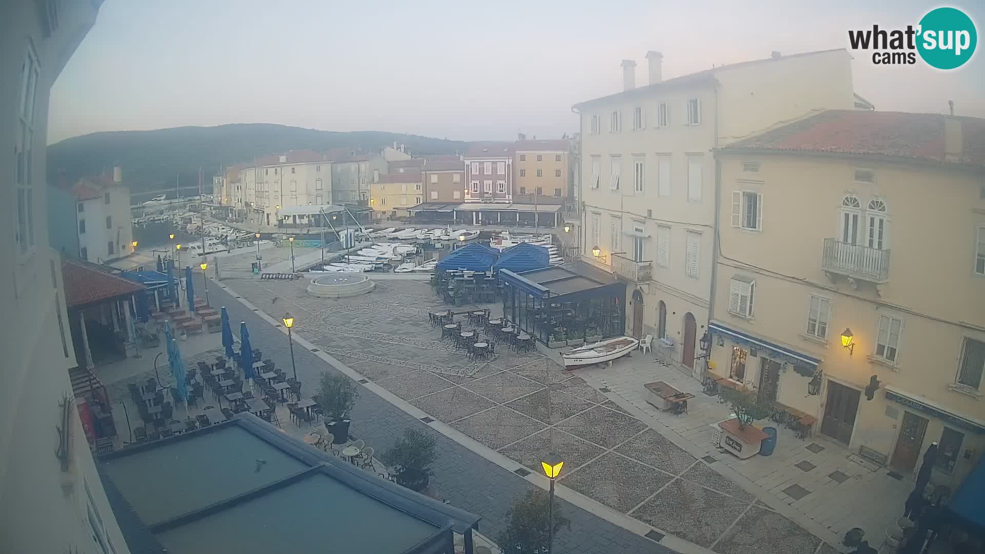 Web kamera Grad Cres – glavni trg i “mandrač” – otok Cres
