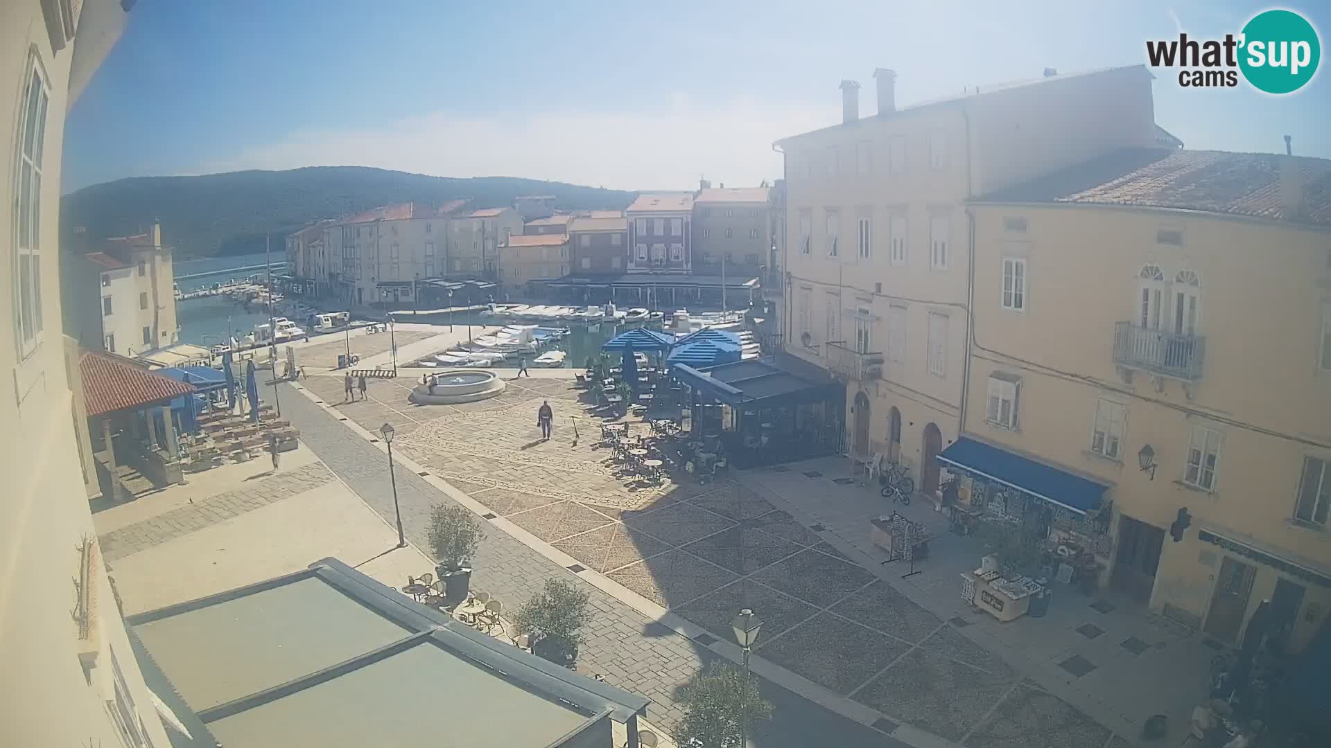 Kamera v ŽIVO Cres mesto – glavni trg in “mandrač” – otok Cres – Hrvaška