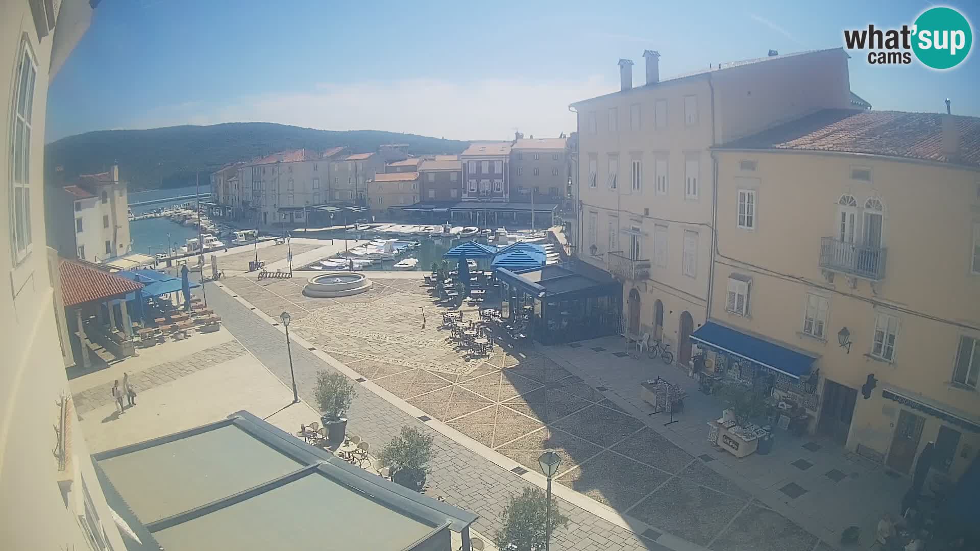 Web kamera Grad Cres – glavni trg i “mandrač” – otok Cres