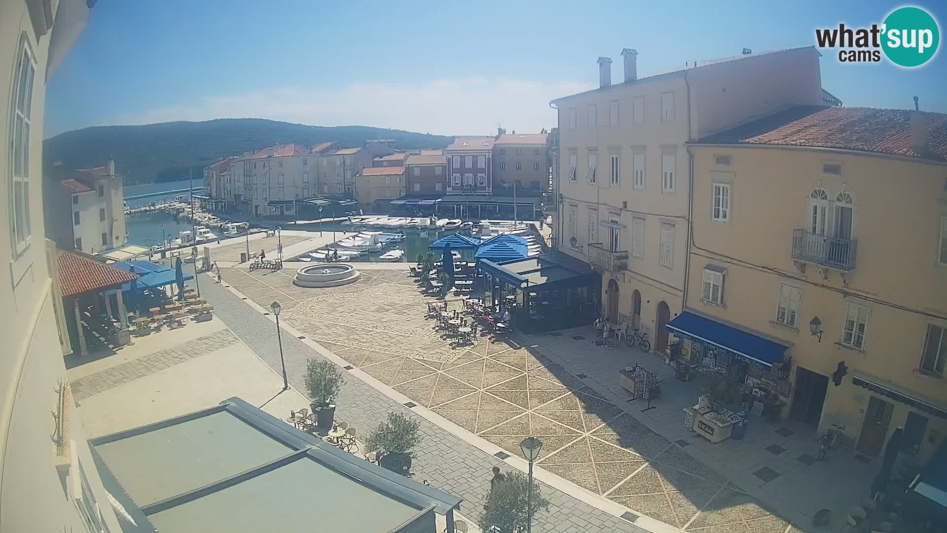 V ŽIVO spletna kamera Cres mesto – glavni trg in “mandrač” – otok Cres – Hrvaška