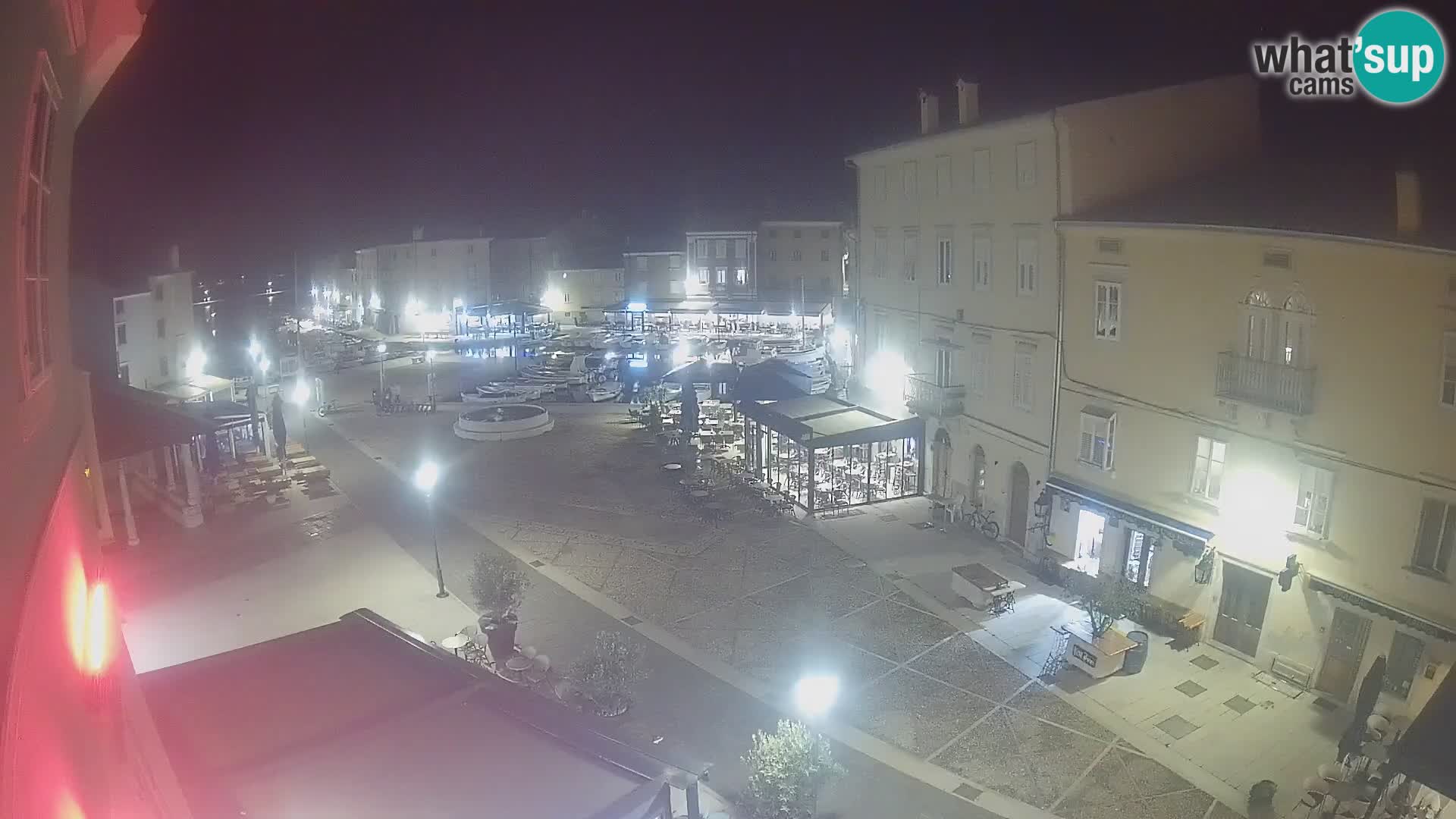 V ŽIVO spletna kamera Cres mesto – glavni trg in “mandrač” – otok Cres – Hrvaška