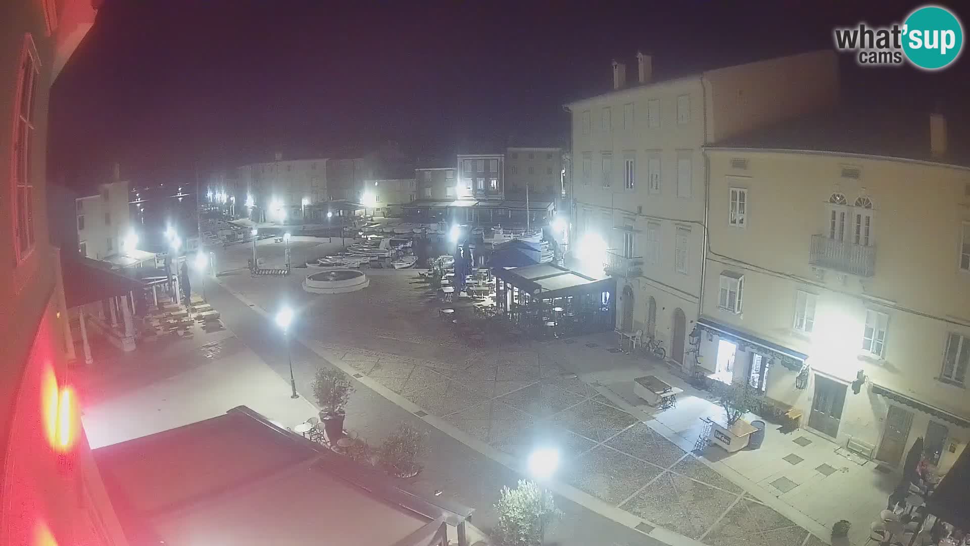 V ŽIVO spletna kamera Cres mesto – glavni trg in “mandrač” – otok Cres – Hrvaška