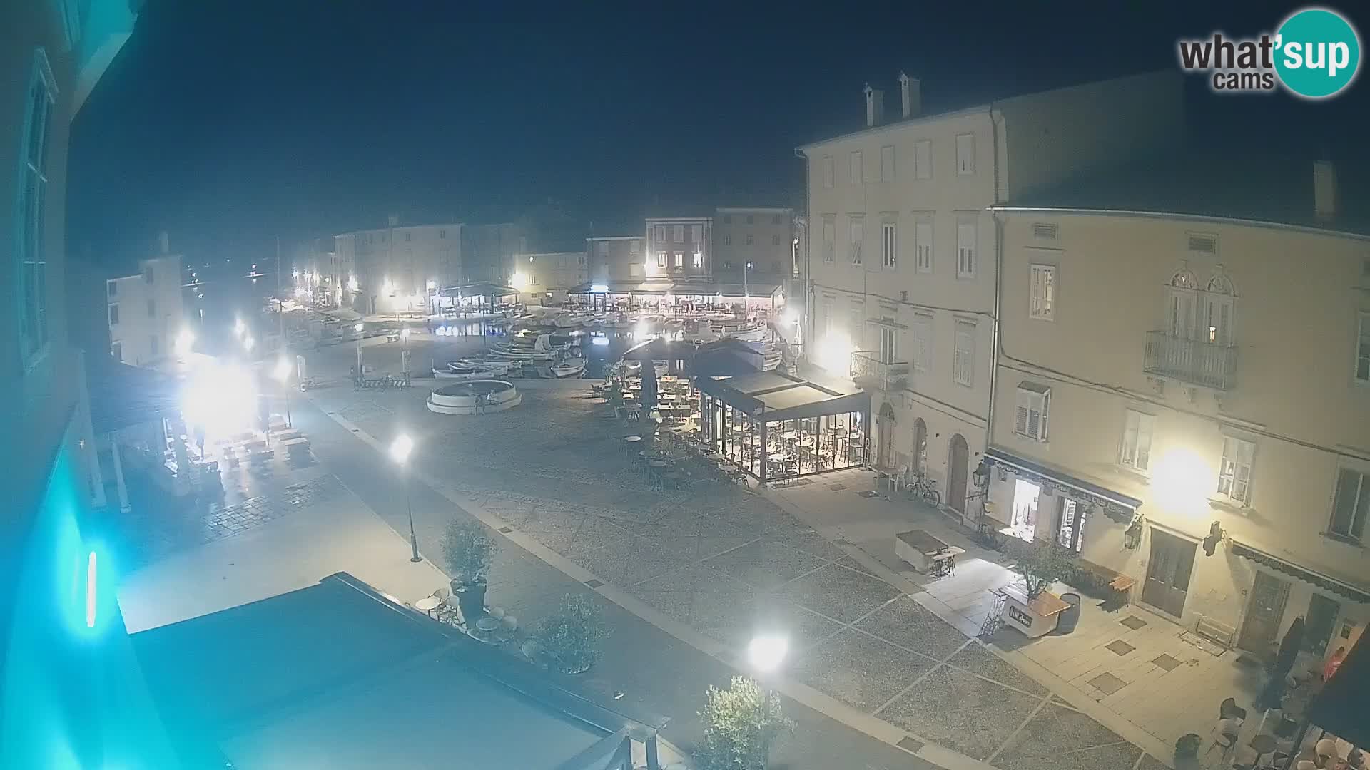 Web kamera Grad Cres – glavni trg i “mandrač” – otok Cres