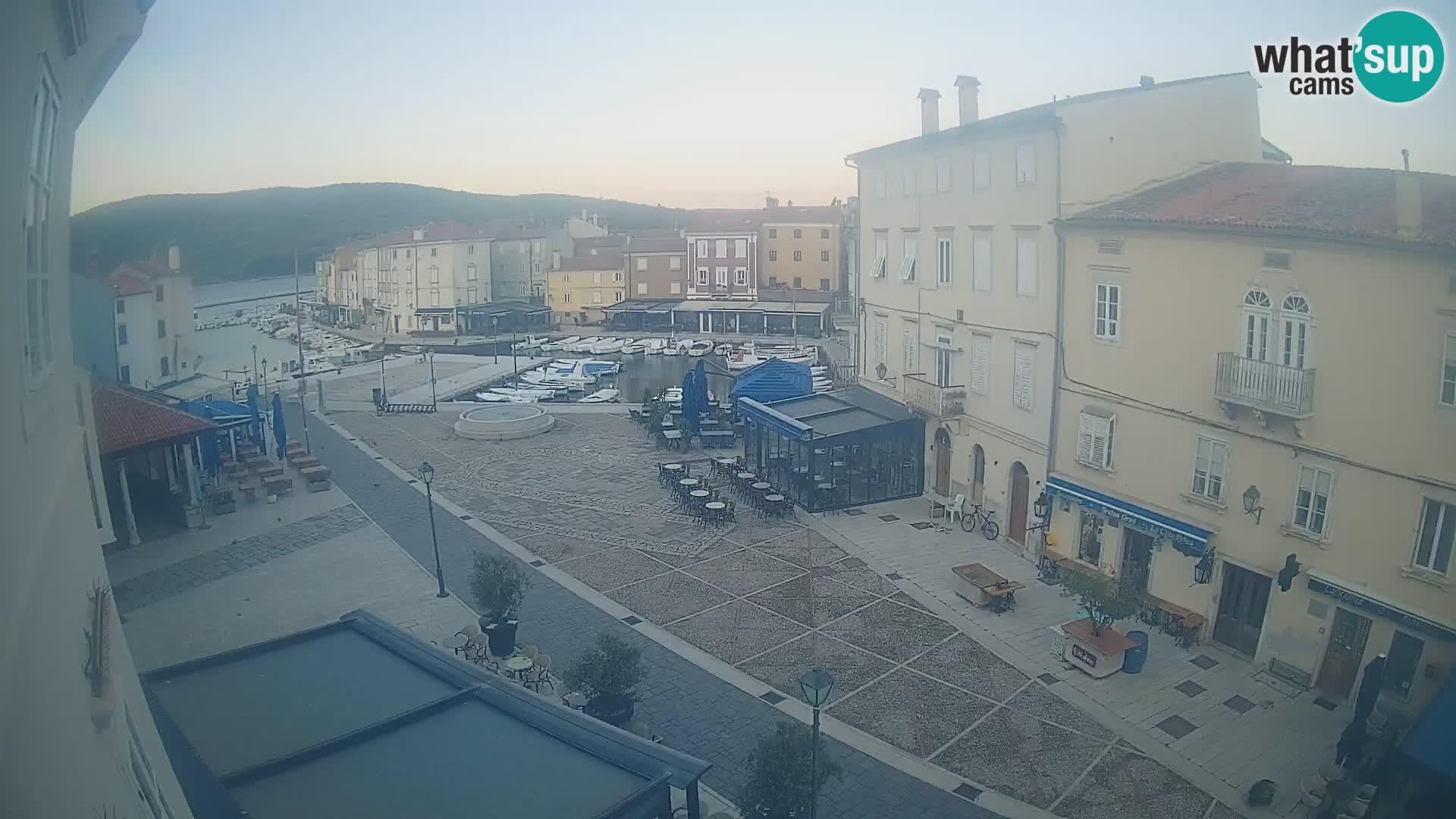 Web kamera Grad Cres – glavni trg i “mandrač” – otok Cres