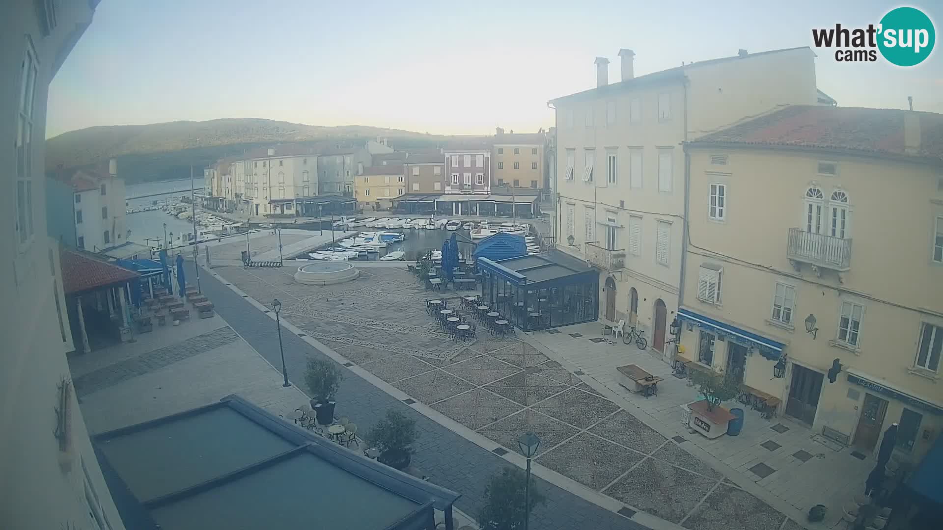 Web kamera Grad Cres – glavni trg i “mandrač” – otok Cres