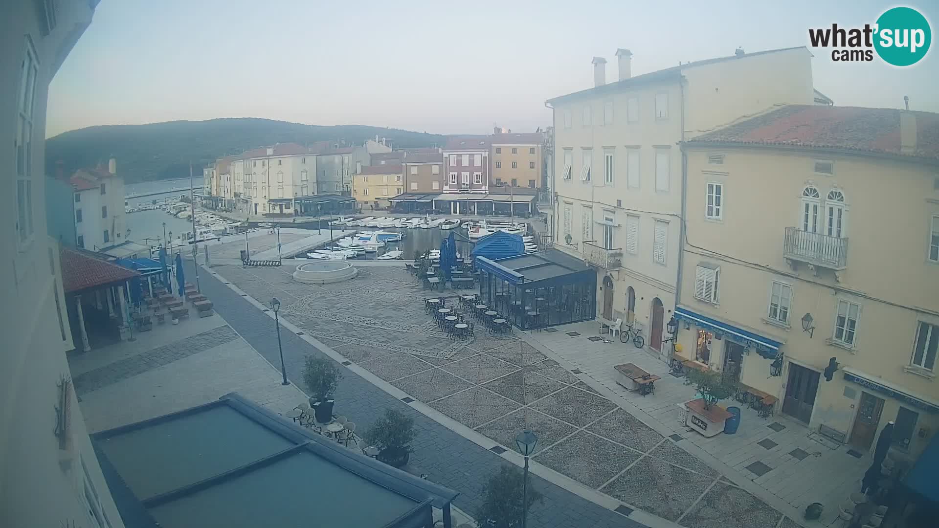 Kamera v ŽIVO Cres mesto – glavni trg in “mandrač” – otok Cres – Hrvaška