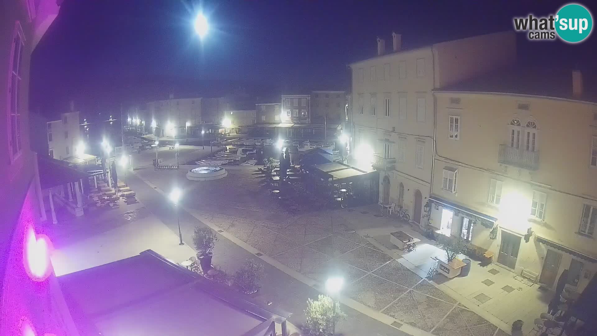 Web kamera Grad Cres – glavni trg i “mandrač” – otok Cres