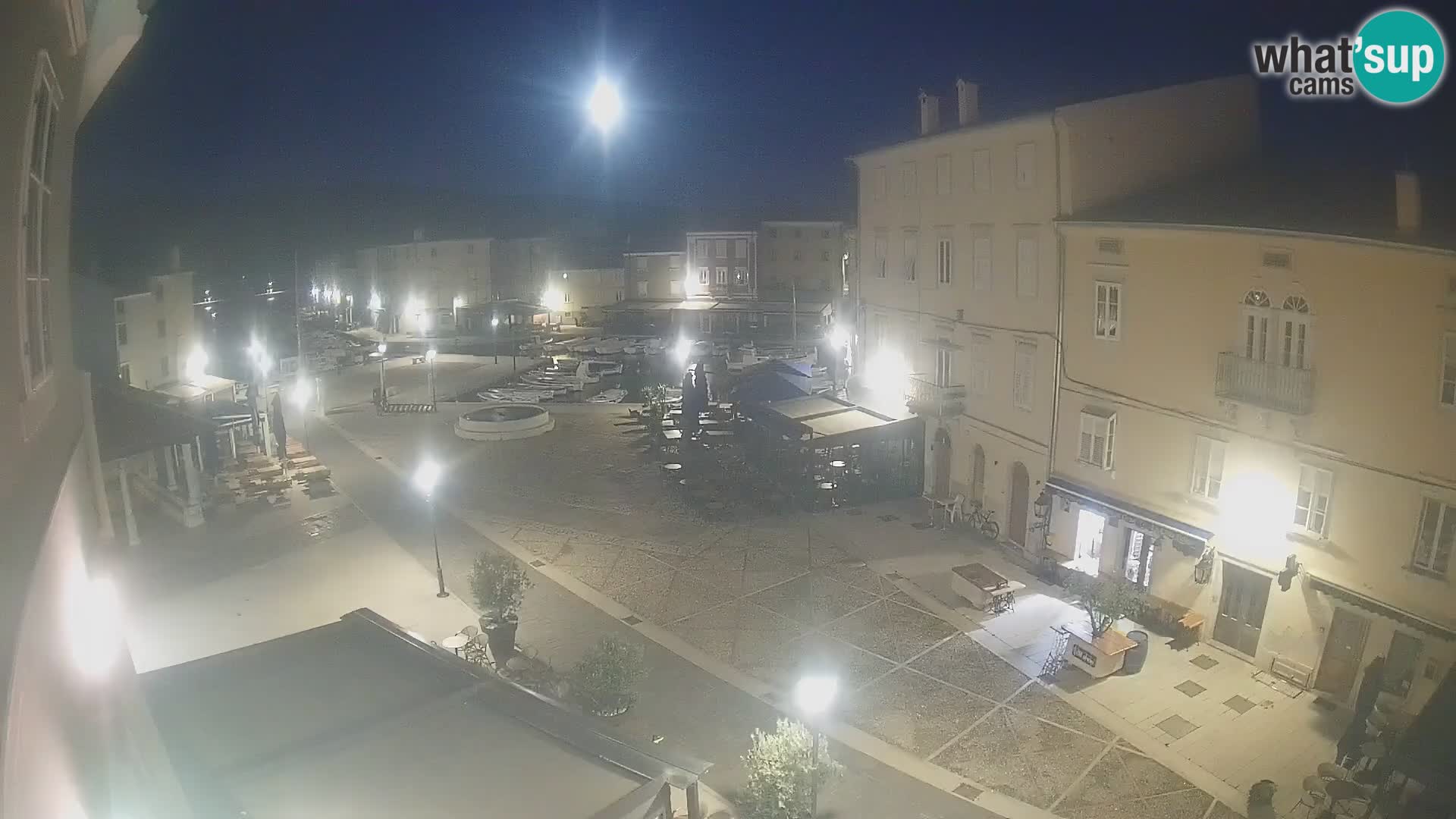 V ŽIVO spletna kamera Cres mesto – glavni trg in “mandrač” – otok Cres – Hrvaška