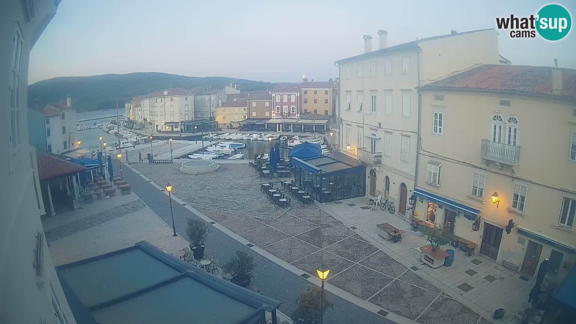 Web kamera Grad Cres – glavni trg i “mandrač” – otok Cres
