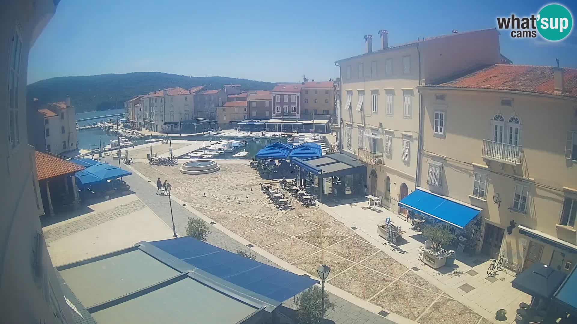 V ŽIVO spletna kamera Cres mesto – glavni trg in “mandrač” – otok Cres – Hrvaška