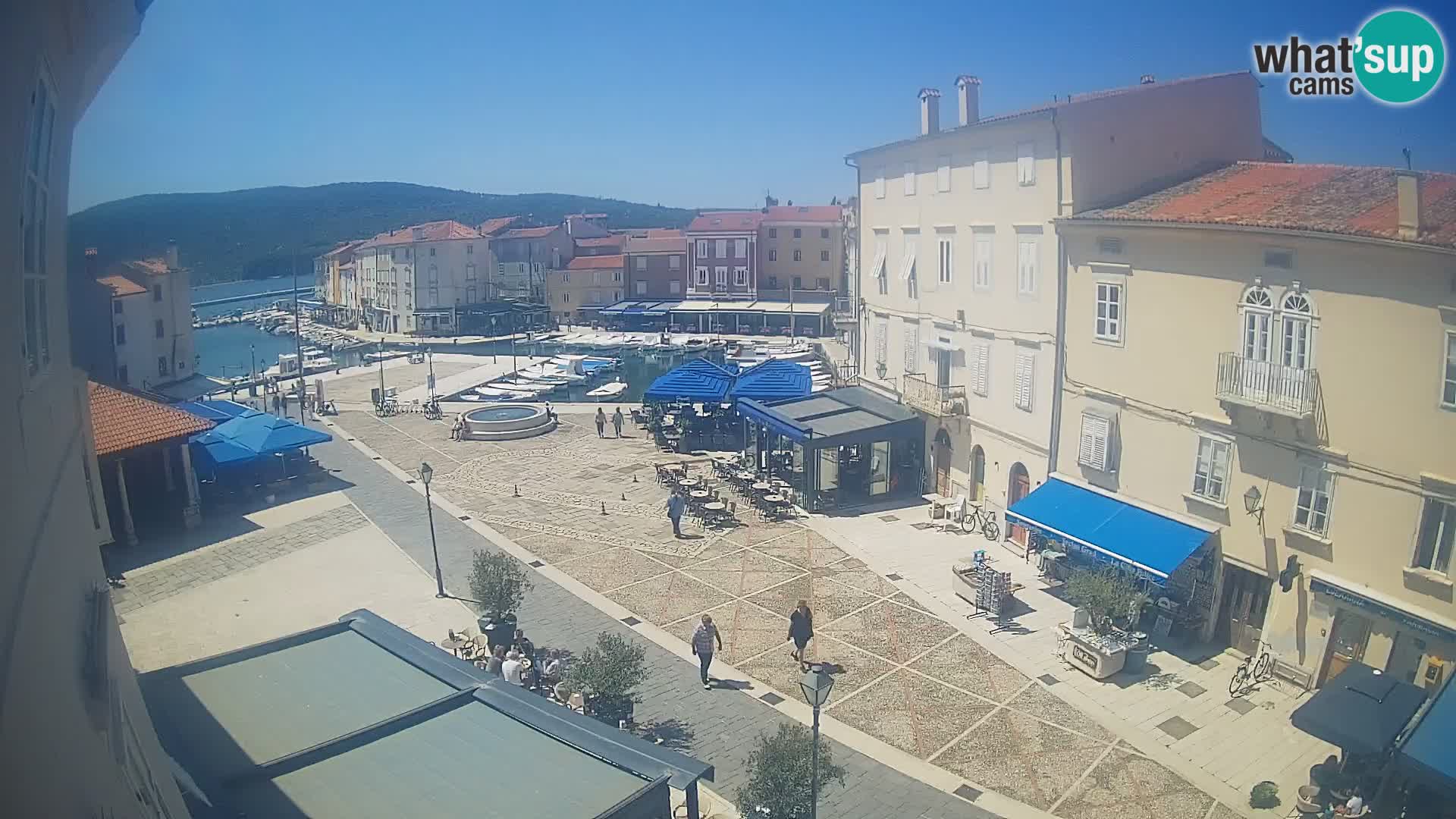 V ŽIVO spletna kamera Cres mesto – glavni trg in “mandrač” – otok Cres – Hrvaška