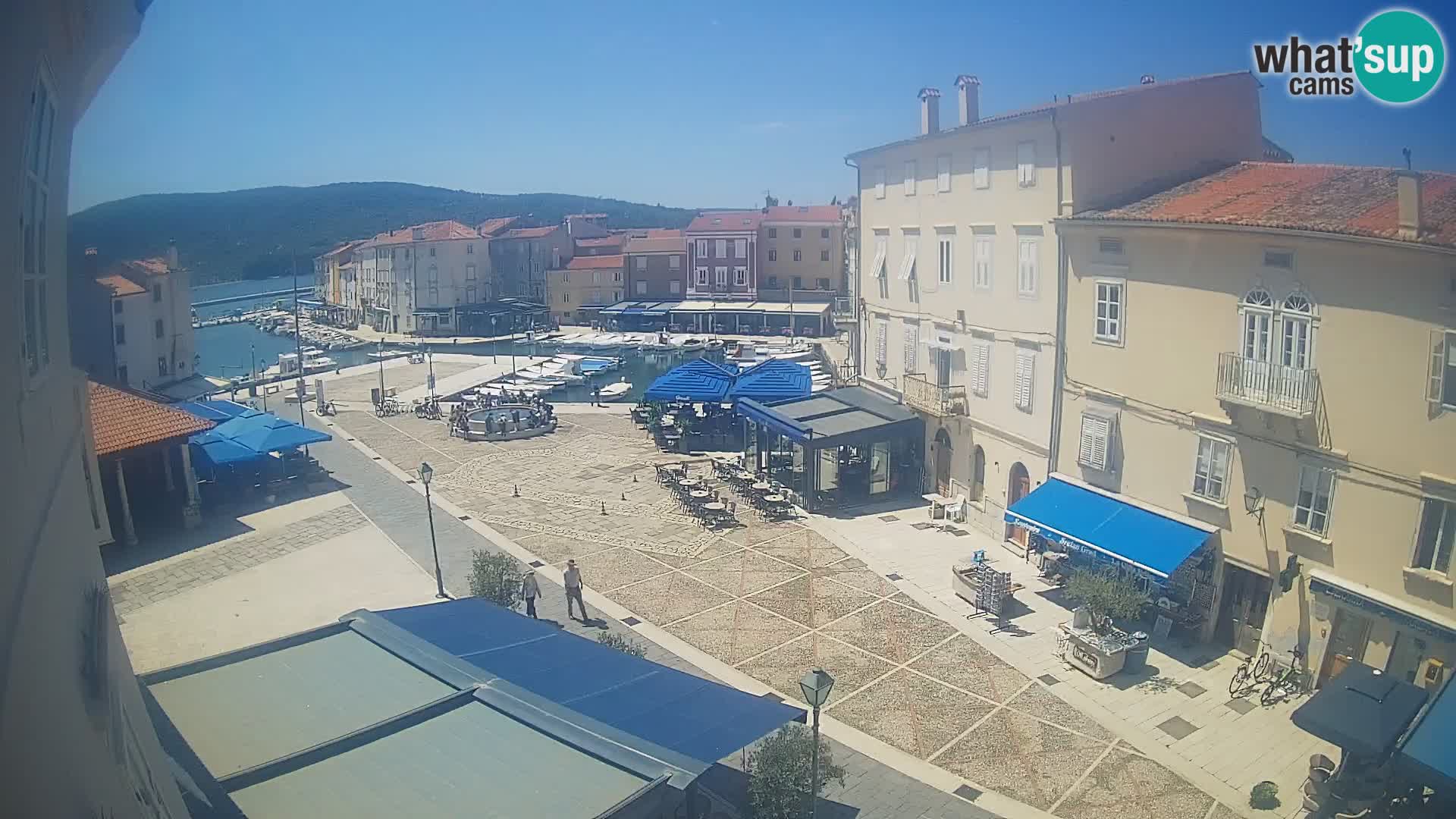 V ŽIVO spletna kamera Cres mesto – glavni trg in “mandrač” – otok Cres – Hrvaška
