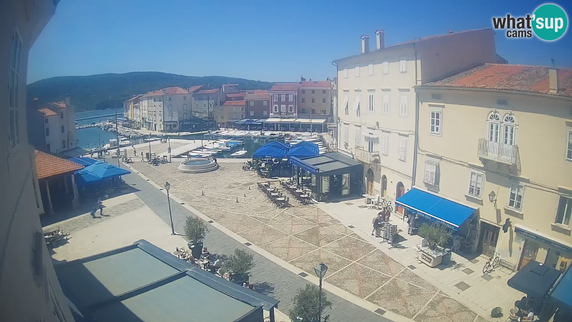V ŽIVO spletna kamera Cres mesto – glavni trg in “mandrač” – otok Cres – Hrvaška