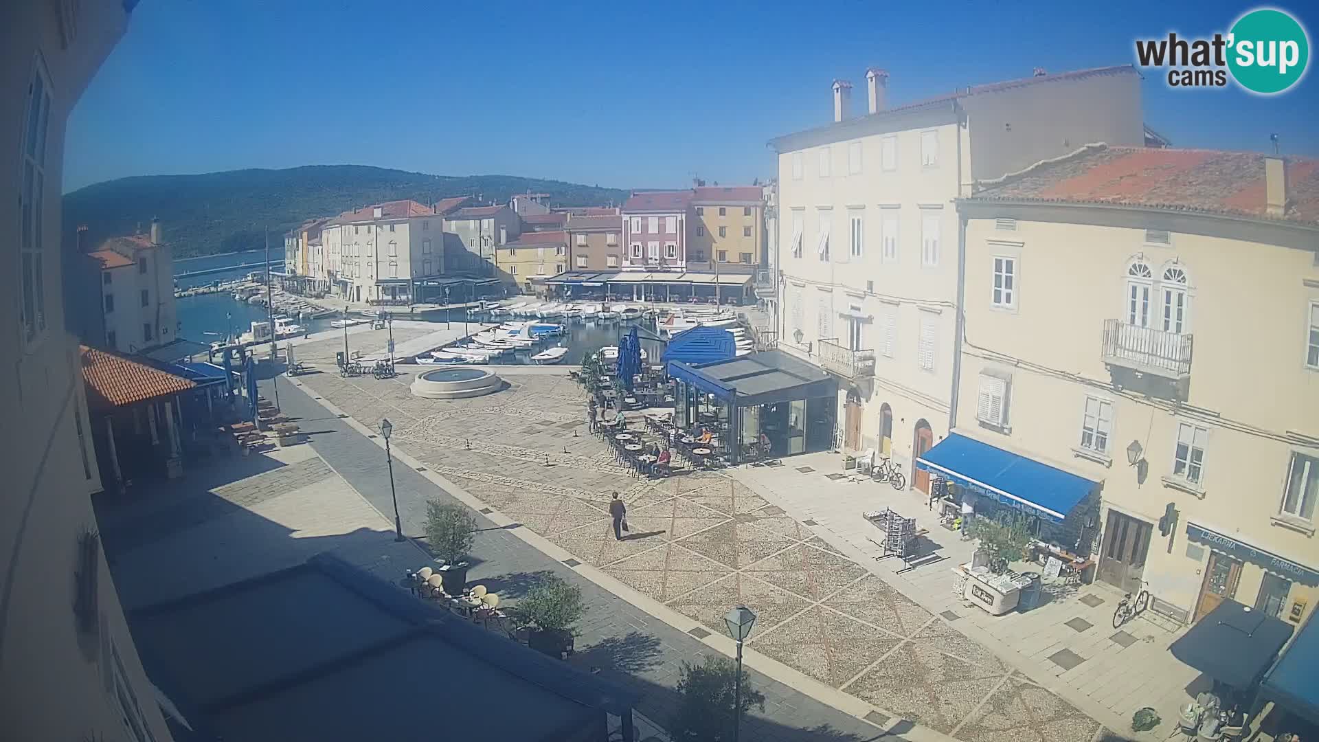 V ŽIVO spletna kamera Cres mesto – glavni trg in “mandrač” – otok Cres – Hrvaška
