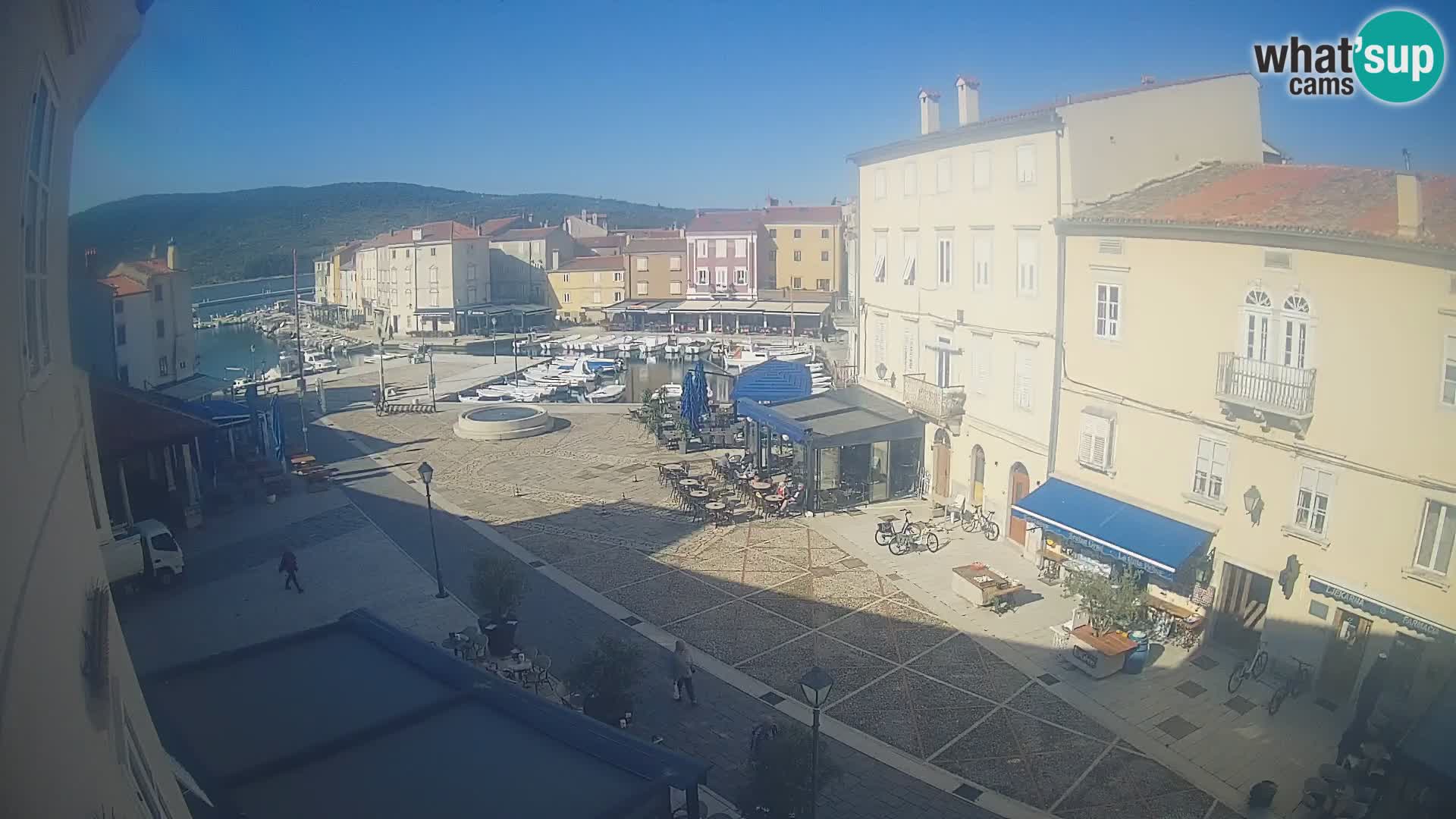 Kamera v ŽIVO Cres mesto – glavni trg in “mandrač” – otok Cres – Hrvaška