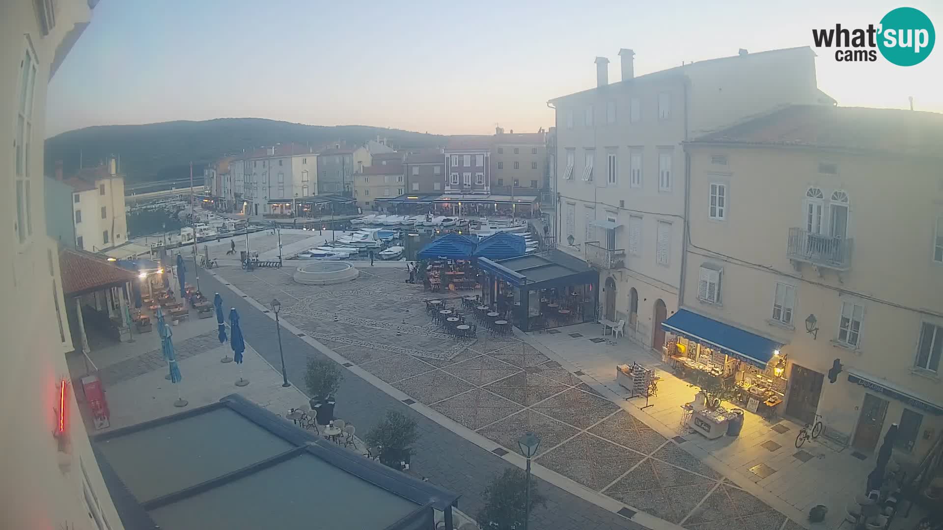 Kamera v ŽIVO Cres mesto – glavni trg in “mandrač” – otok Cres – Hrvaška