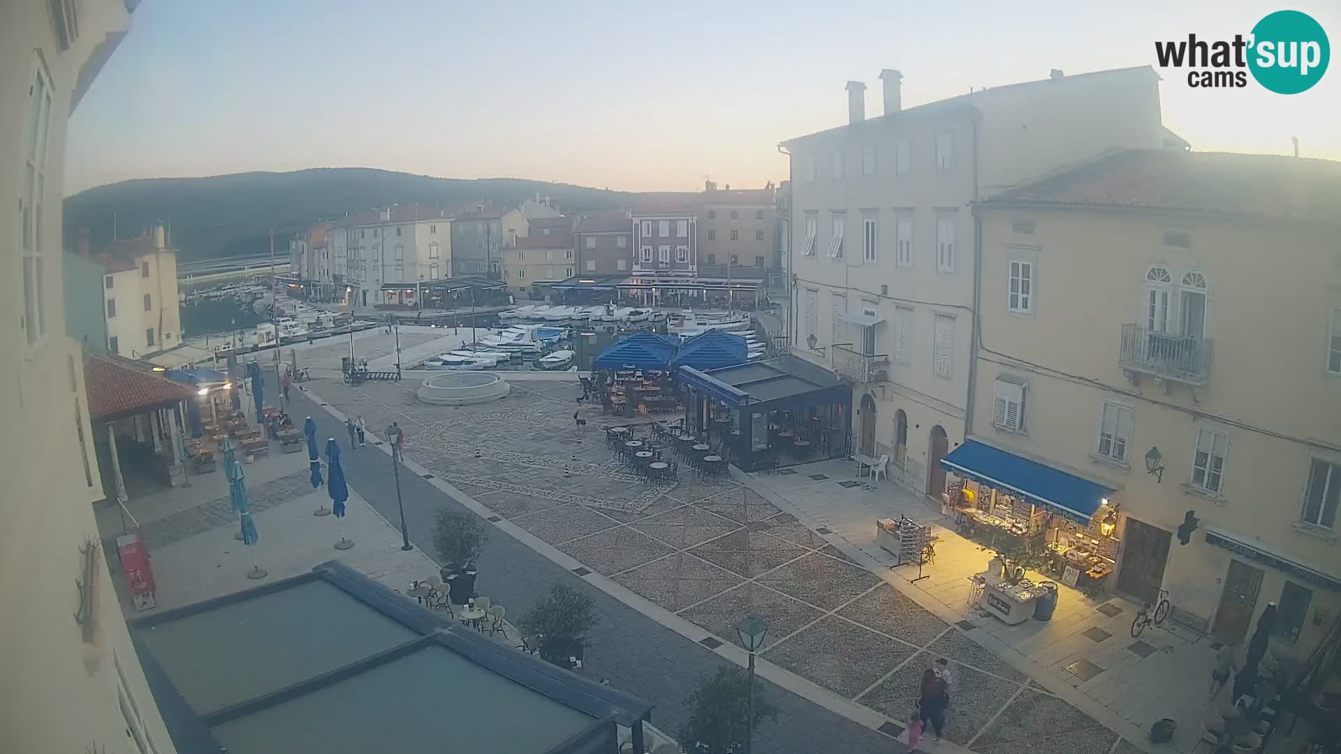 Kamera v ŽIVO Cres mesto – glavni trg in “mandrač” – otok Cres – Hrvaška