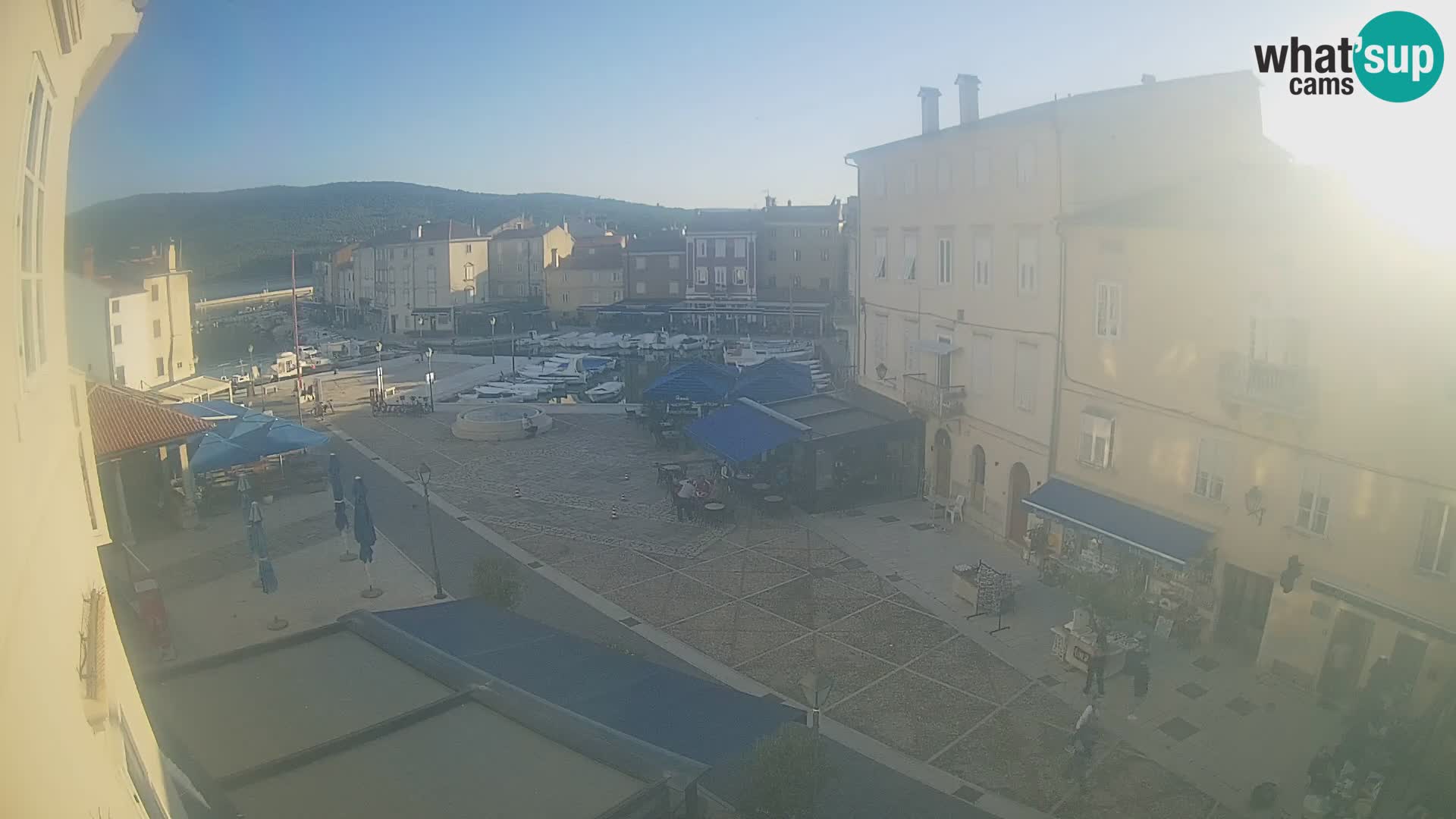 Kamera v ŽIVO Cres mesto – glavni trg in “mandrač” – otok Cres – Hrvaška