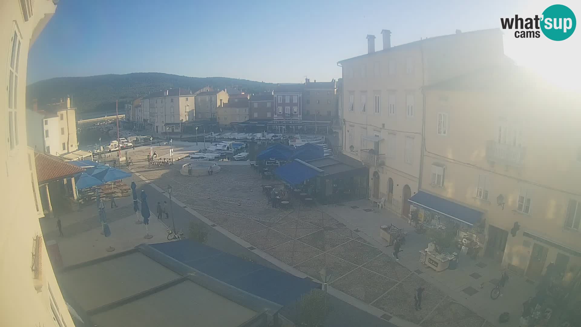 V ŽIVO spletna kamera Cres mesto – glavni trg in “mandrač” – otok Cres – Hrvaška