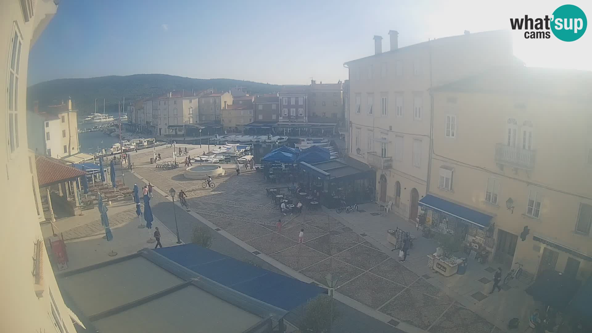 V ŽIVO spletna kamera Cres mesto – glavni trg in “mandrač” – otok Cres – Hrvaška