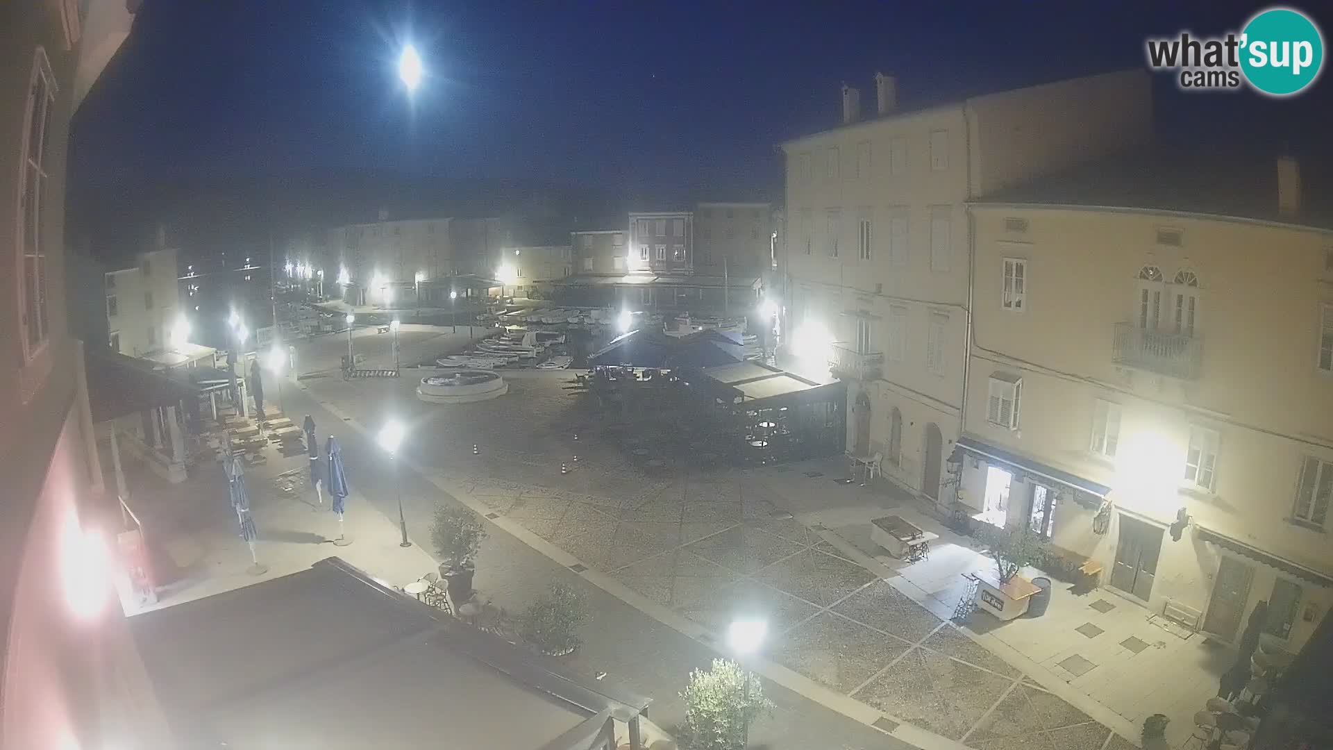 Kamera v ŽIVO Cres mesto – glavni trg in “mandrač” – otok Cres – Hrvaška