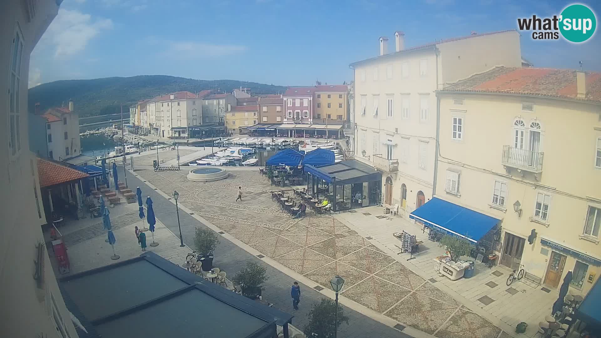V ŽIVO spletna kamera Cres mesto – glavni trg in “mandrač” – otok Cres – Hrvaška