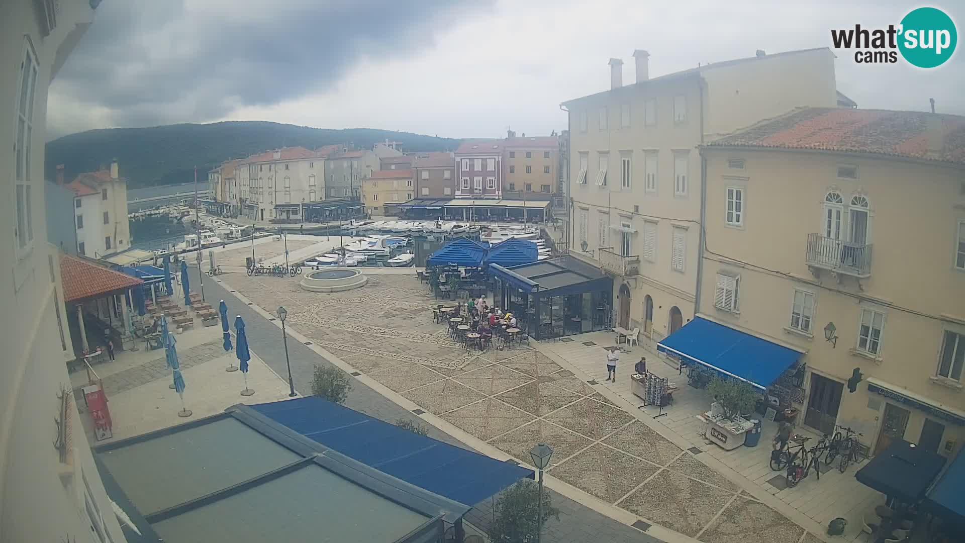 Kamera v ŽIVO Cres mesto – glavni trg in “mandrač” – otok Cres – Hrvaška