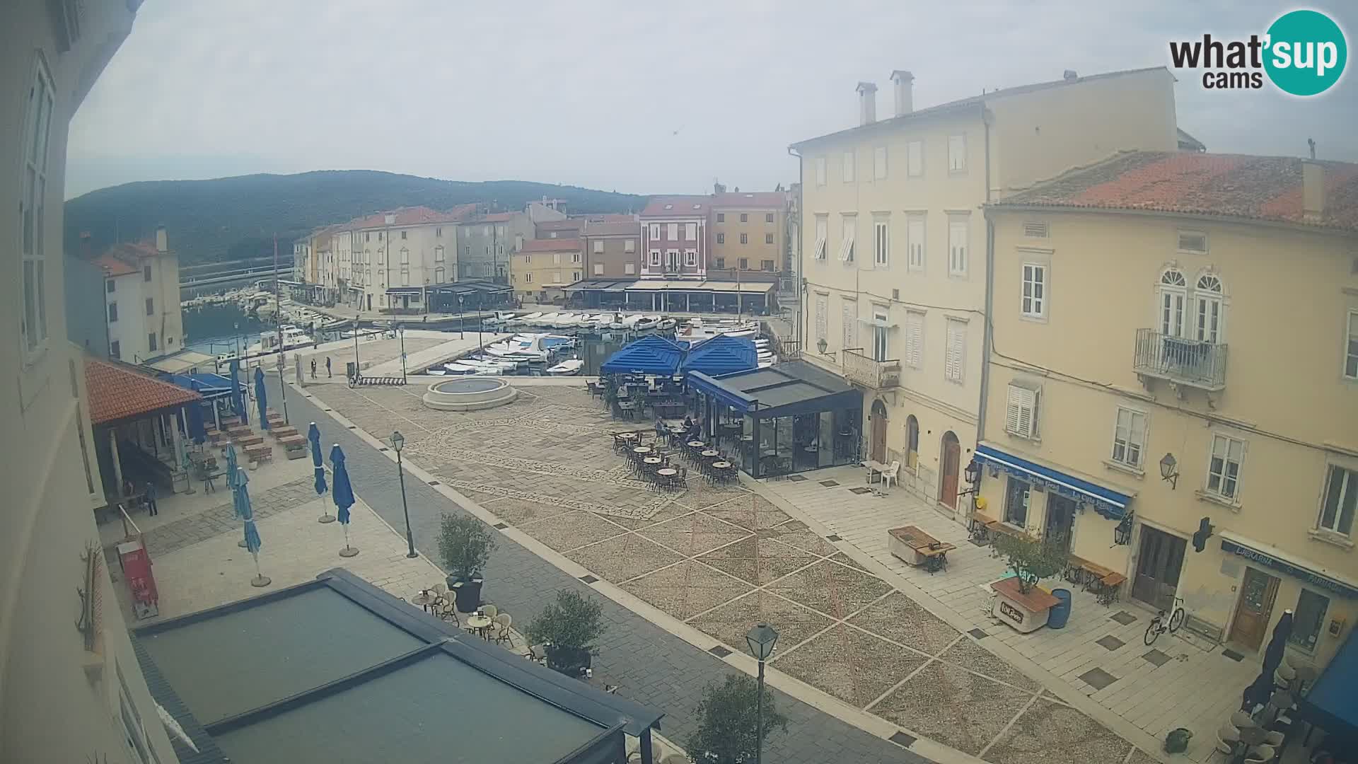 Kamera v ŽIVO Cres mesto – glavni trg in “mandrač” – otok Cres – Hrvaška