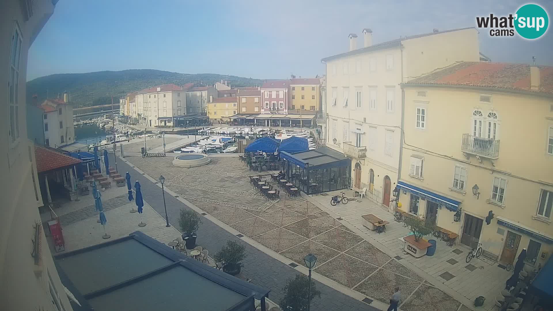 Kamera v ŽIVO Cres mesto – glavni trg in “mandrač” – otok Cres – Hrvaška