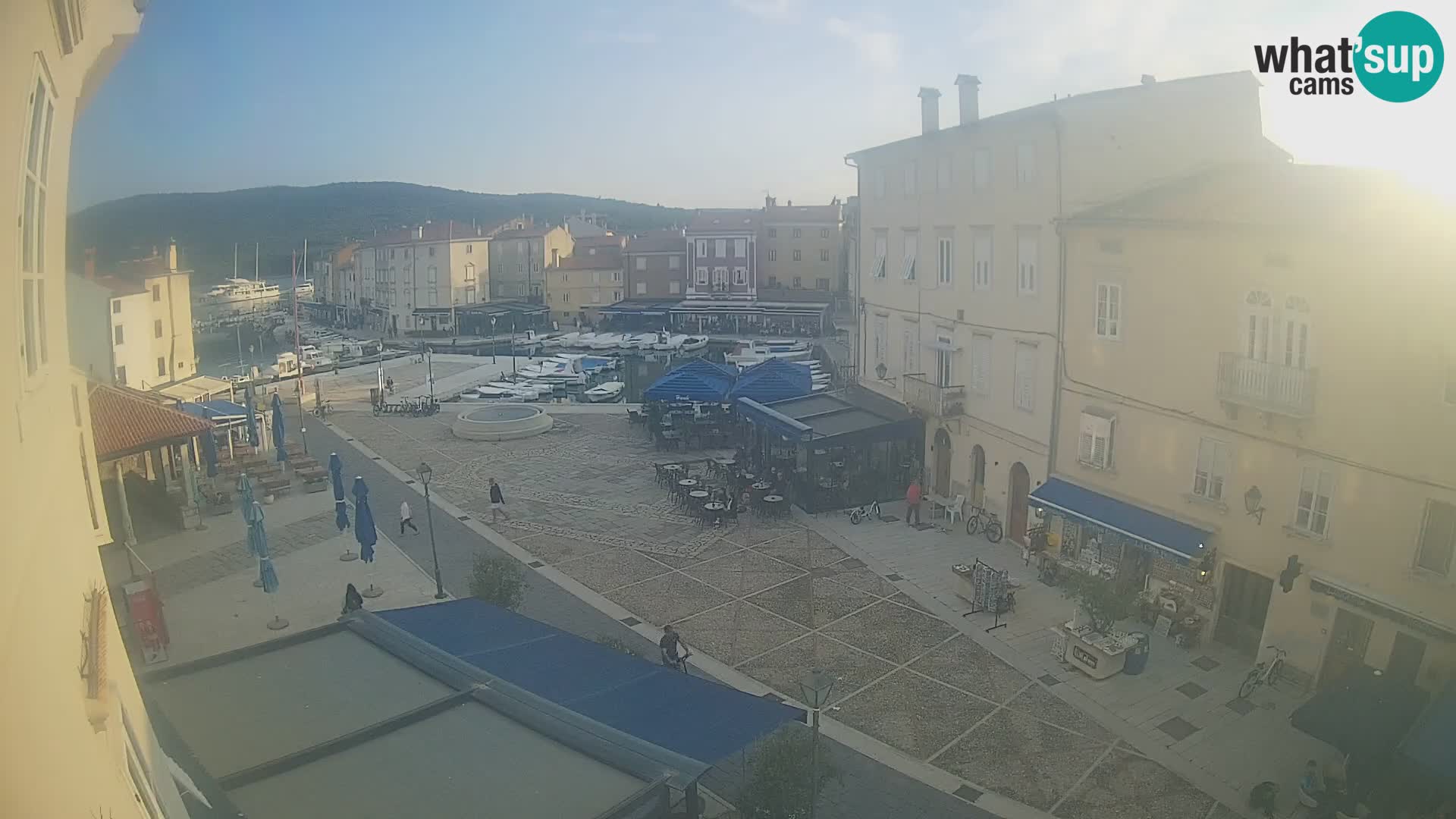Kamera v ŽIVO Cres mesto – glavni trg in “mandrač” – otok Cres – Hrvaška