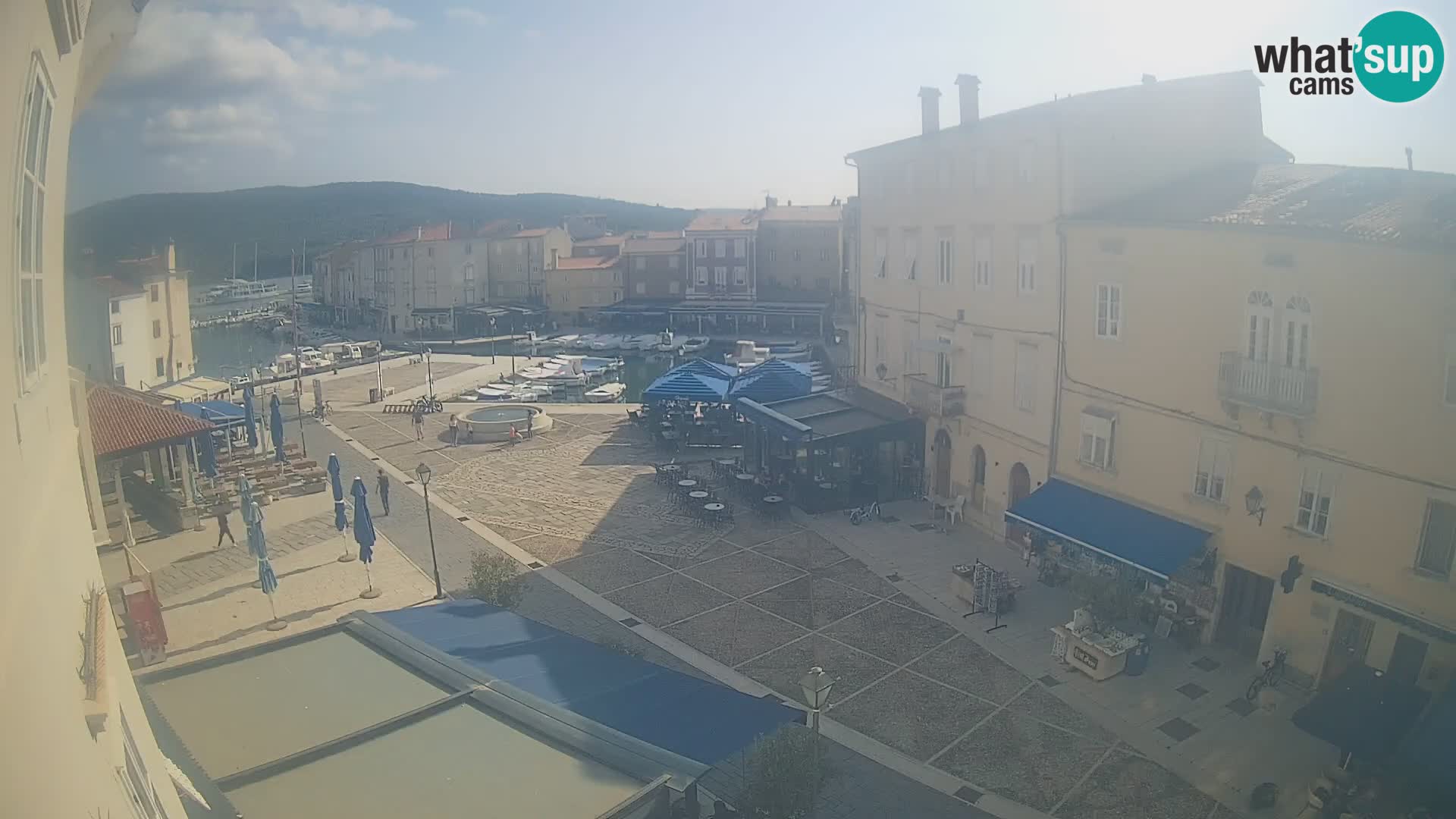 Kamera v ŽIVO Cres mesto – glavni trg in “mandrač” – otok Cres – Hrvaška