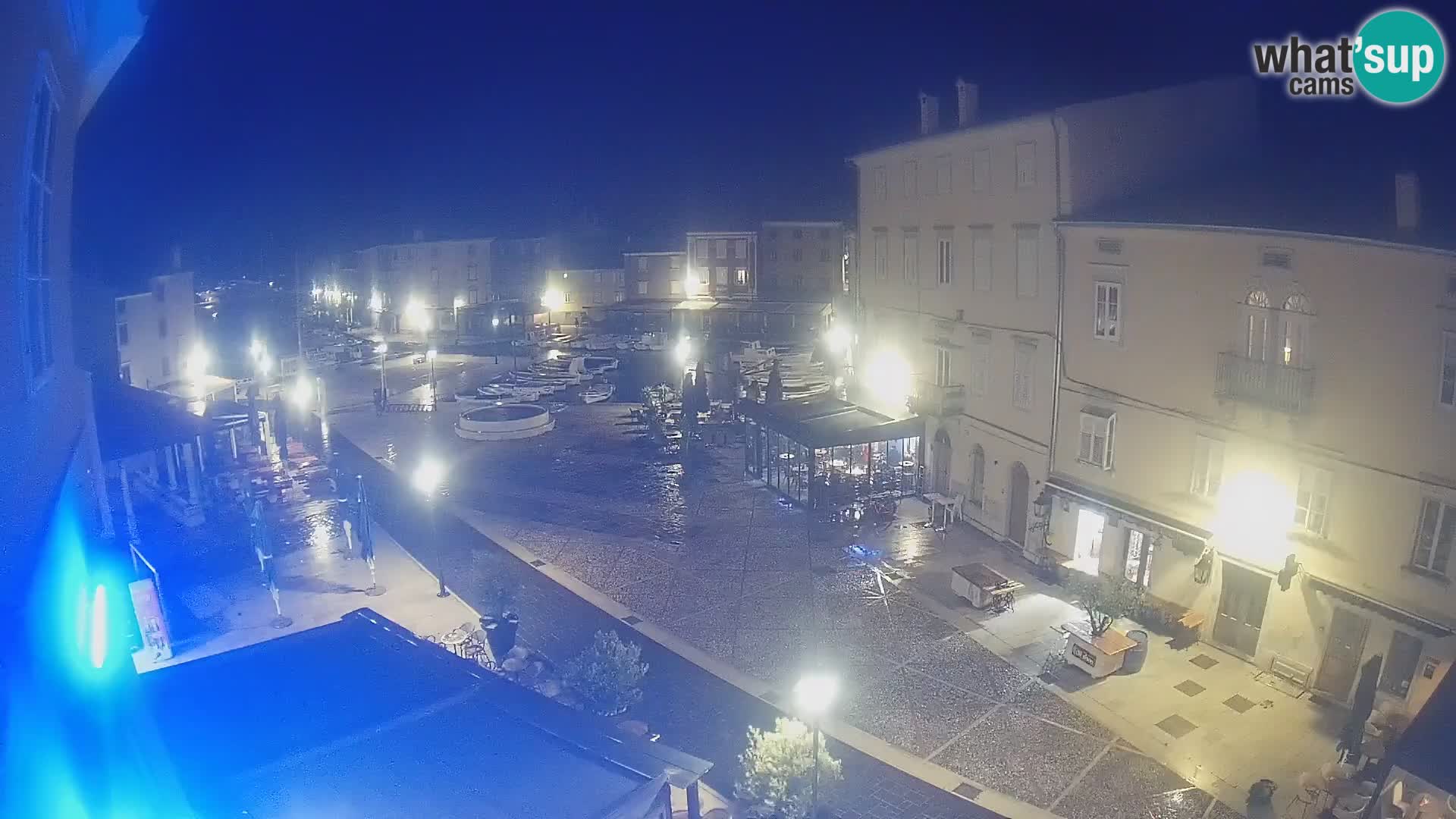 V ŽIVO spletna kamera Cres mesto – glavni trg in “mandrač” – otok Cres – Hrvaška