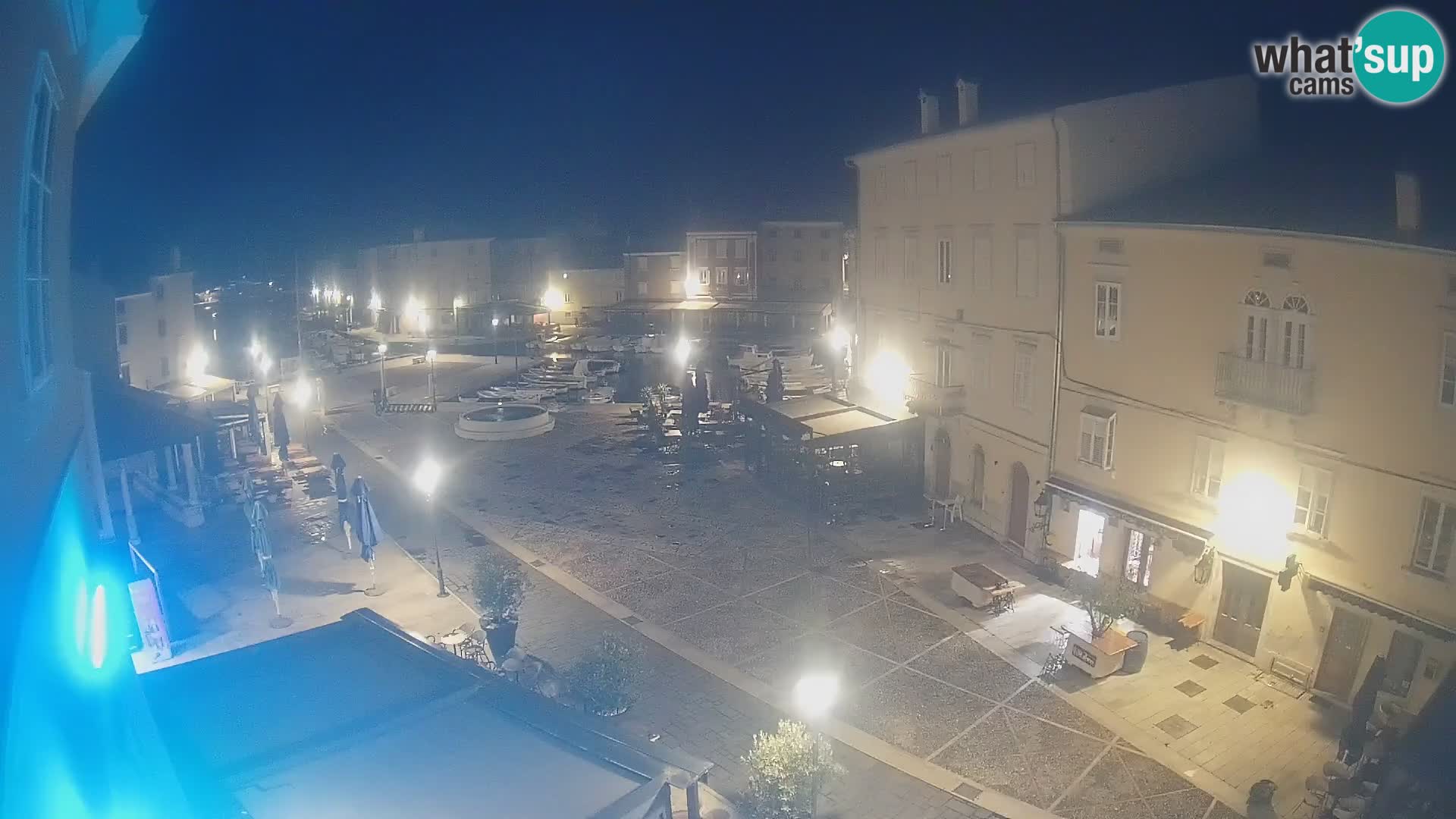 Web kamera Grad Cres – glavni trg i “mandrač” – otok Cres