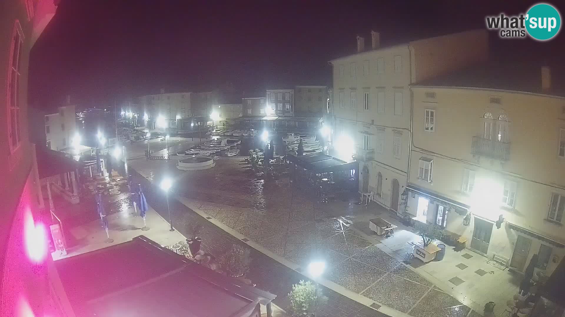 Web kamera Grad Cres – glavni trg i “mandrač” – otok Cres