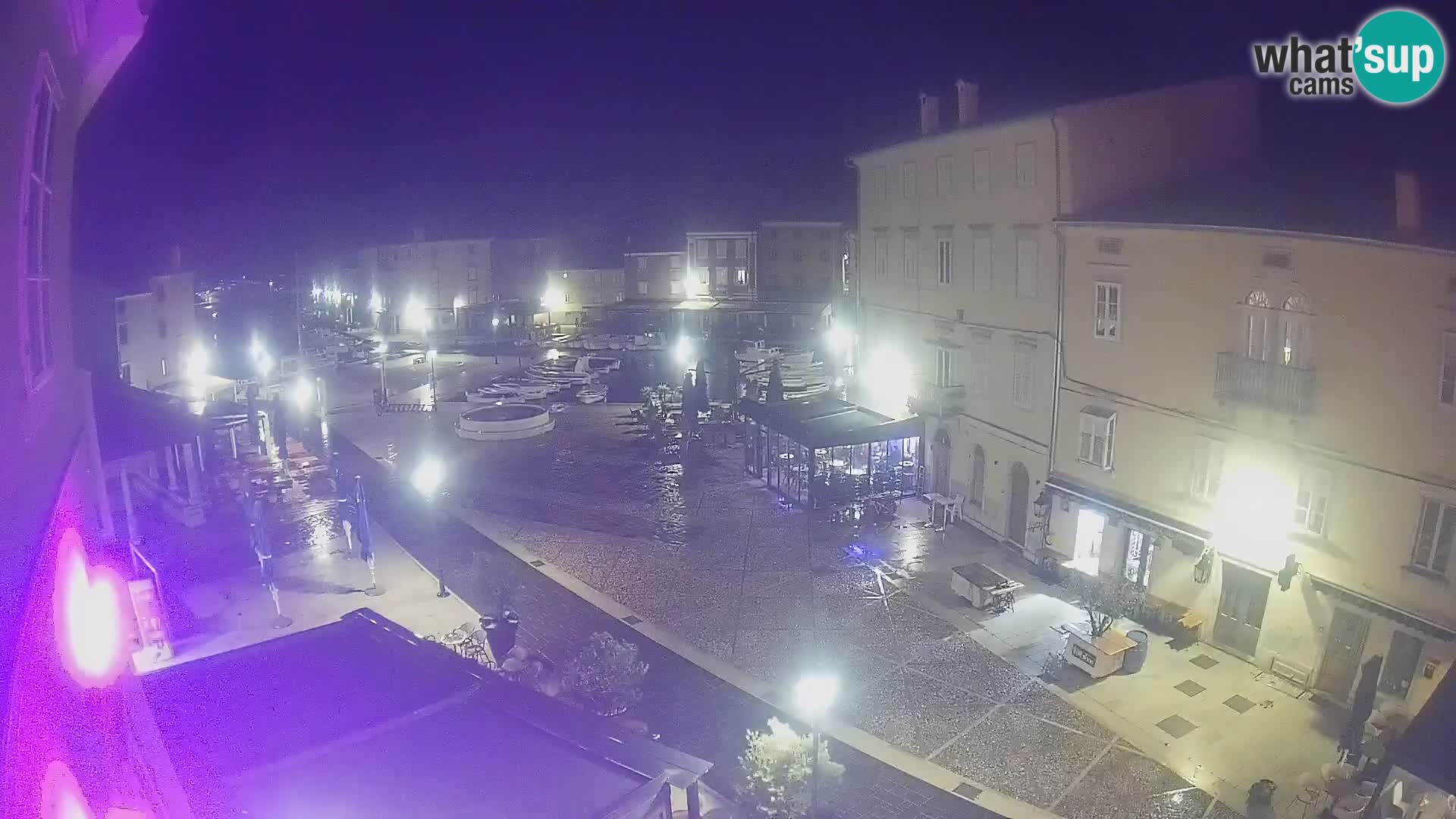 Web kamera Grad Cres – glavni trg i “mandrač” – otok Cres