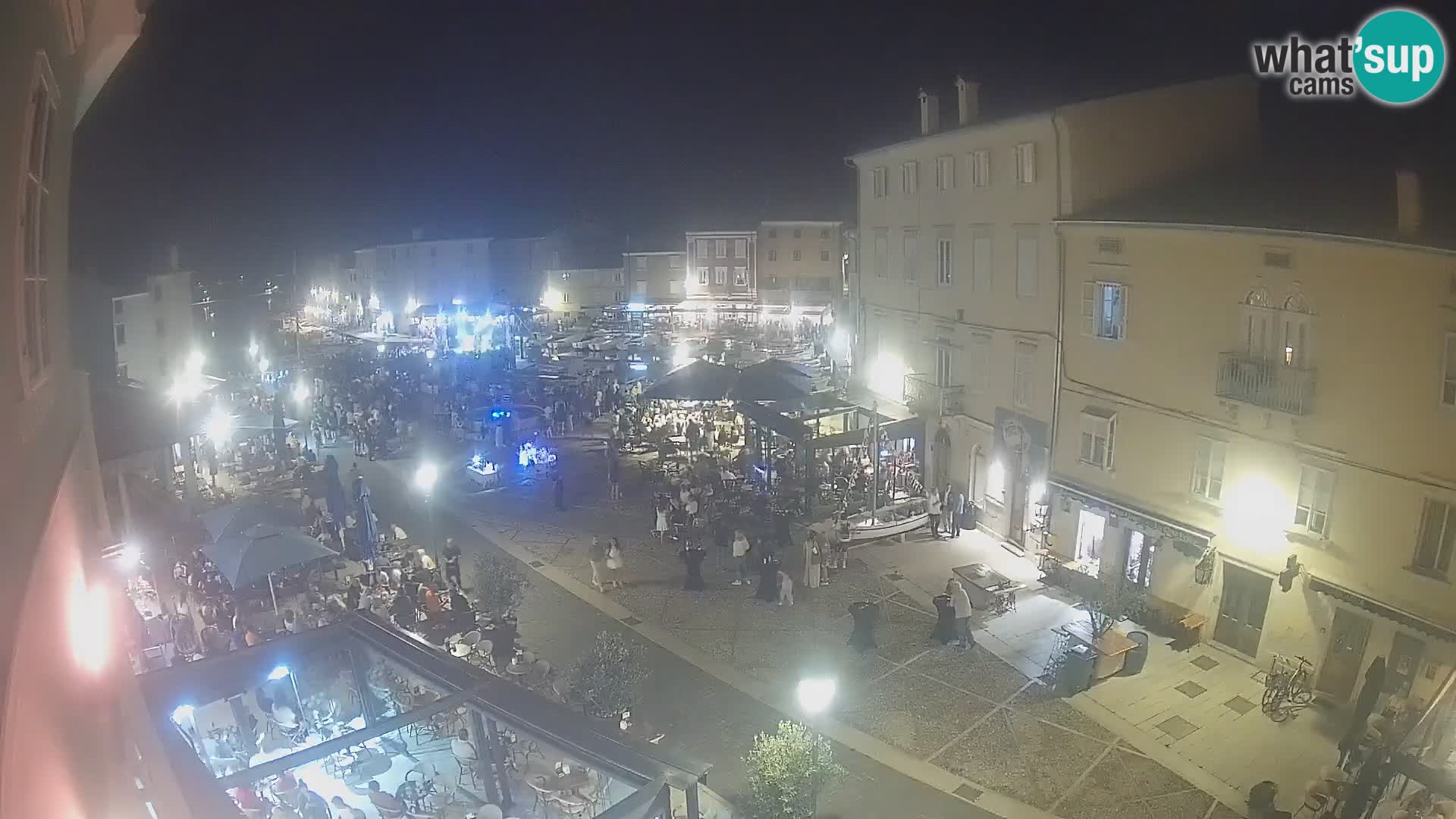 V ŽIVO spletna kamera Cres mesto – glavni trg in “mandrač” – otok Cres – Hrvaška