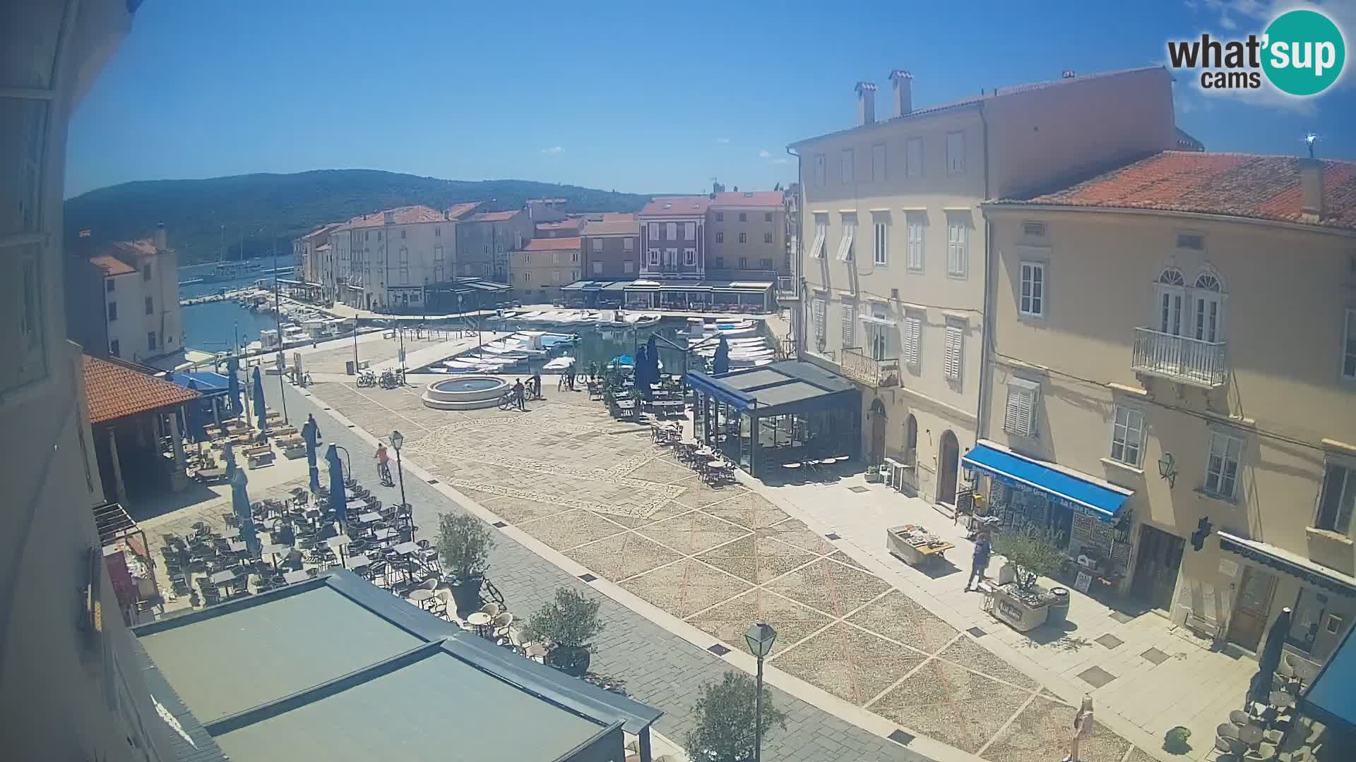 Kamera v ŽIVO Cres mesto – glavni trg in “mandrač” – otok Cres – Hrvaška