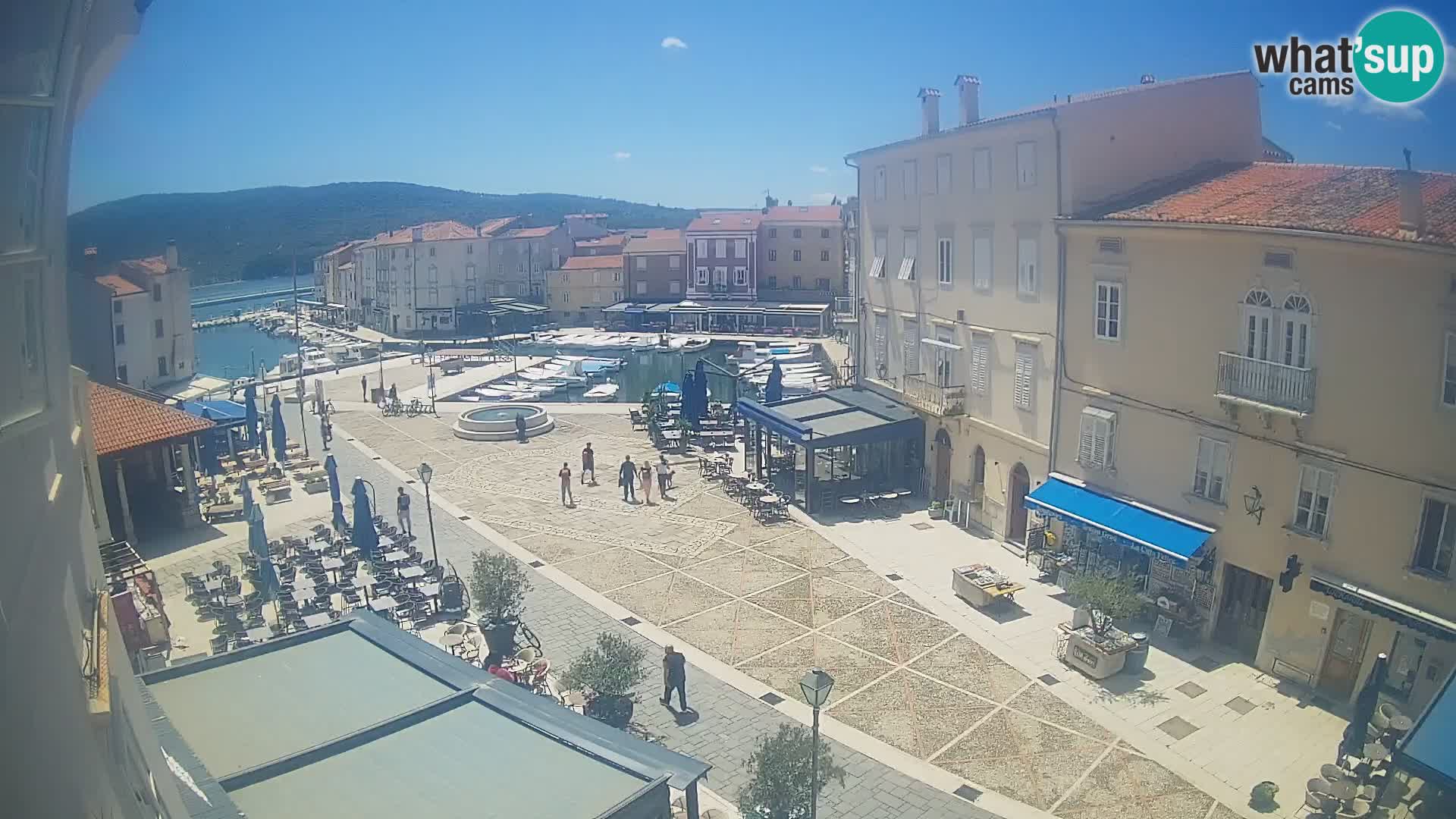 V ŽIVO spletna kamera Cres mesto – glavni trg in “mandrač” – otok Cres – Hrvaška