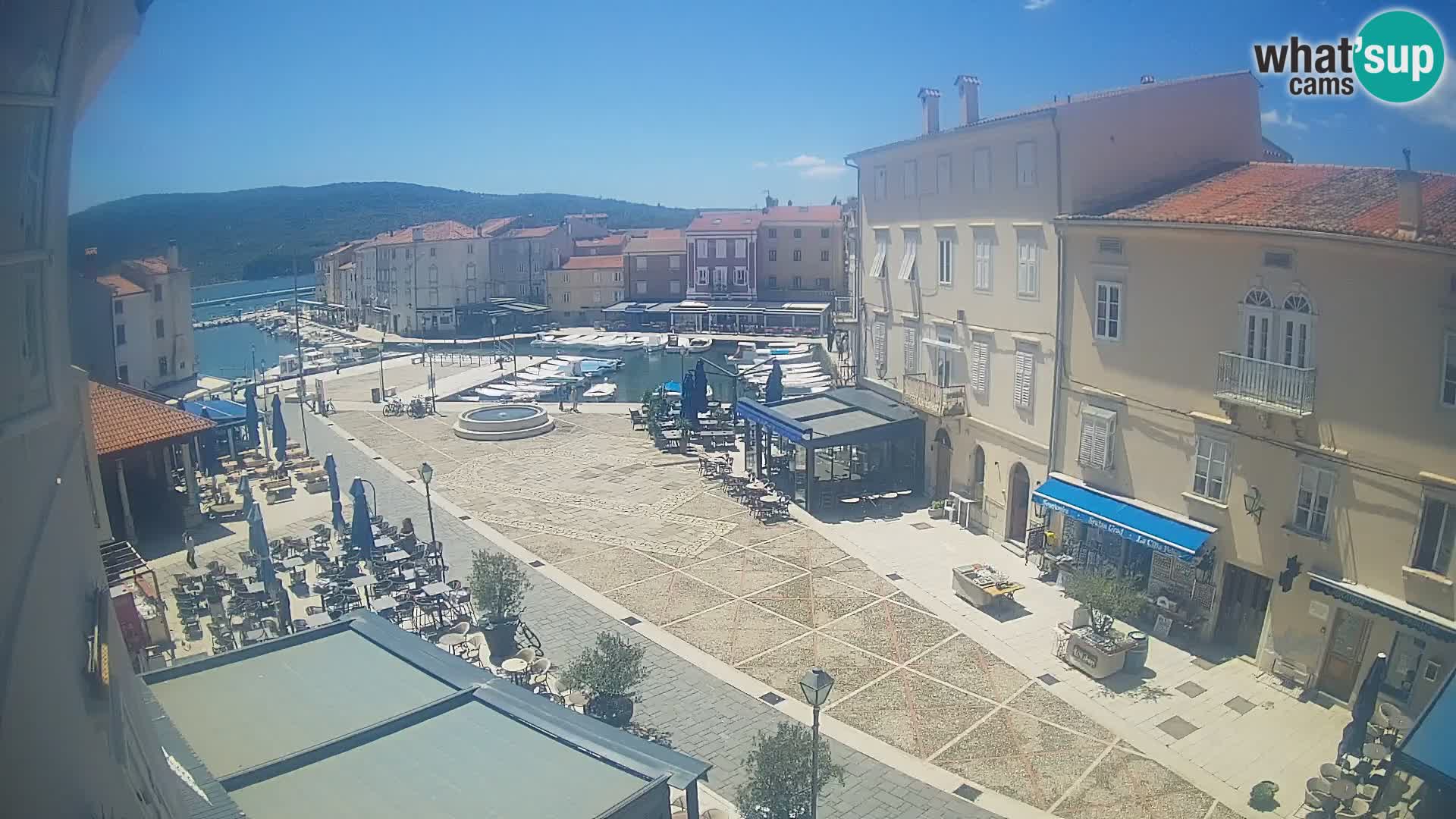 Kamera v ŽIVO Cres mesto – glavni trg in “mandrač” – otok Cres – Hrvaška