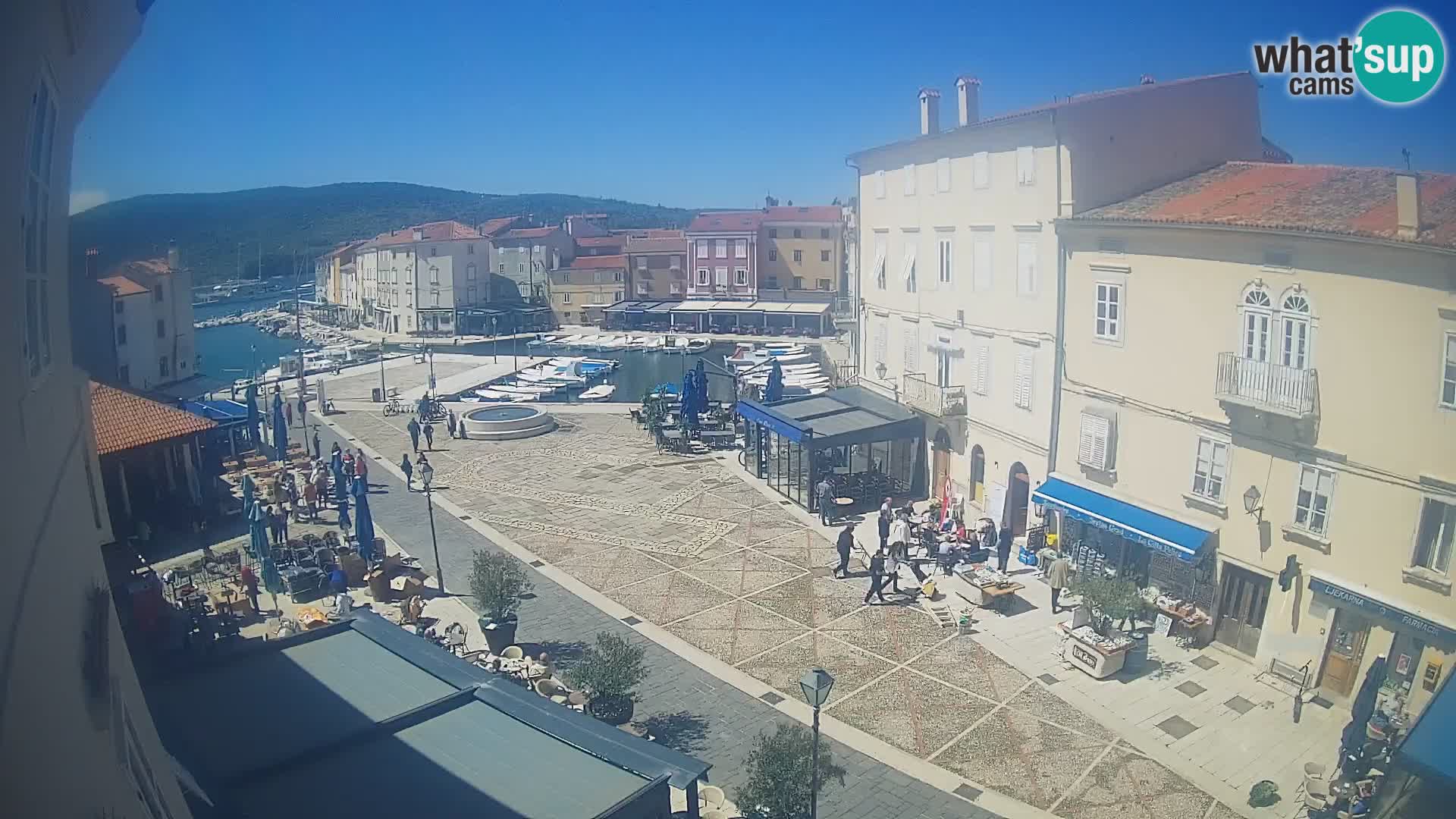 V ŽIVO spletna kamera Cres mesto – glavni trg in “mandrač” – otok Cres – Hrvaška
