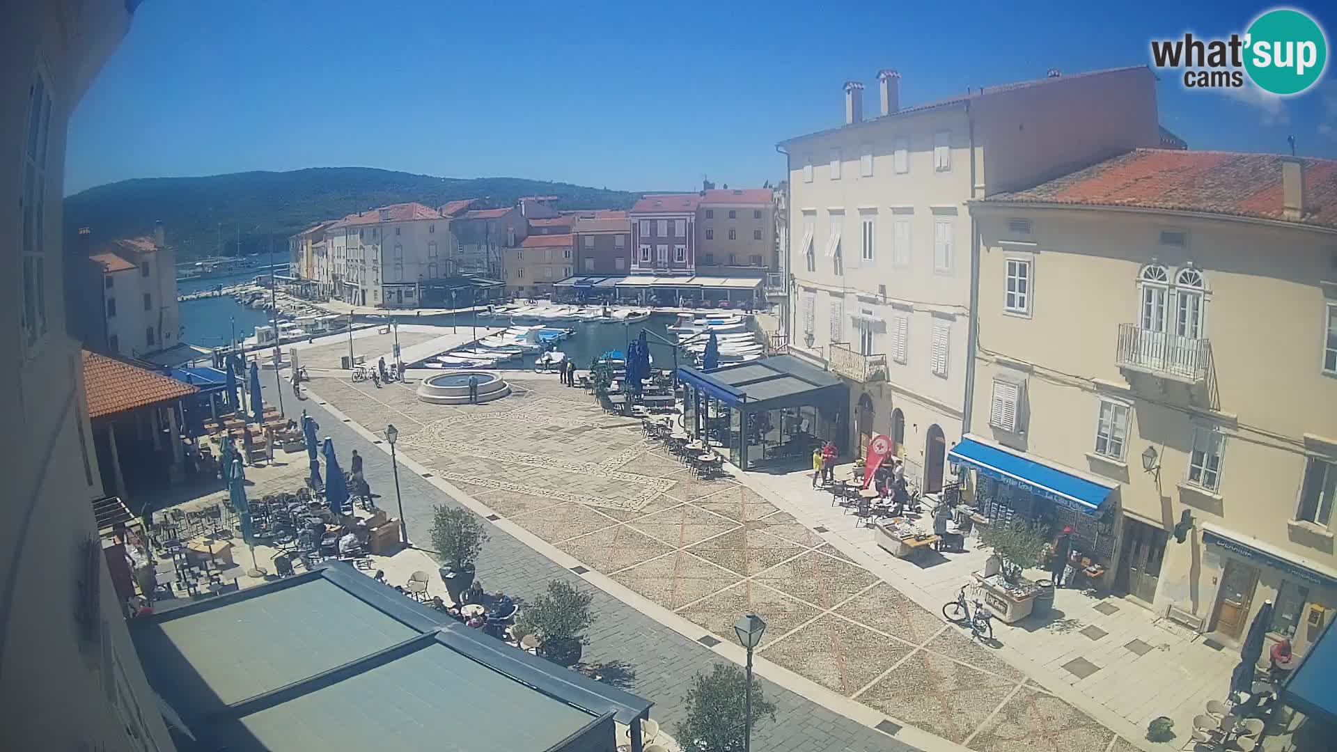 Kamera v ŽIVO Cres mesto – glavni trg in “mandrač” – otok Cres – Hrvaška