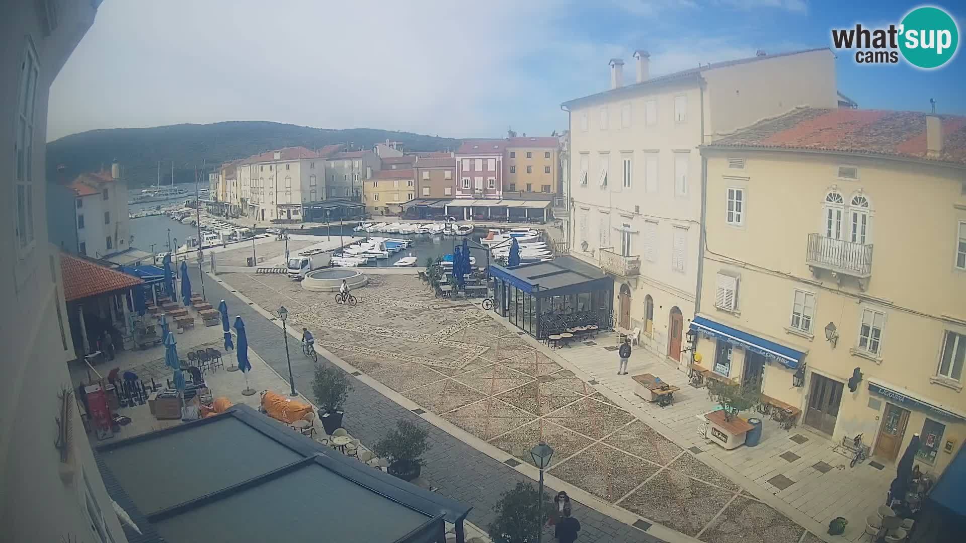 V ŽIVO spletna kamera Cres mesto – glavni trg in “mandrač” – otok Cres – Hrvaška