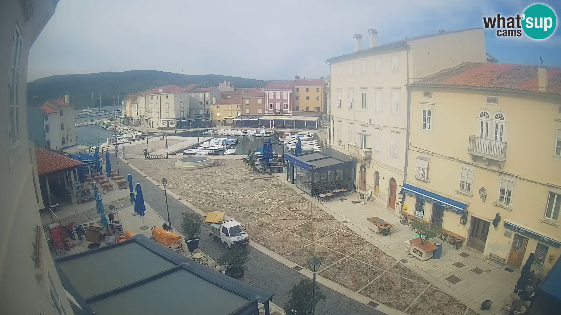 Web kamera Grad Cres – glavni trg i “mandrač” – otok Cres