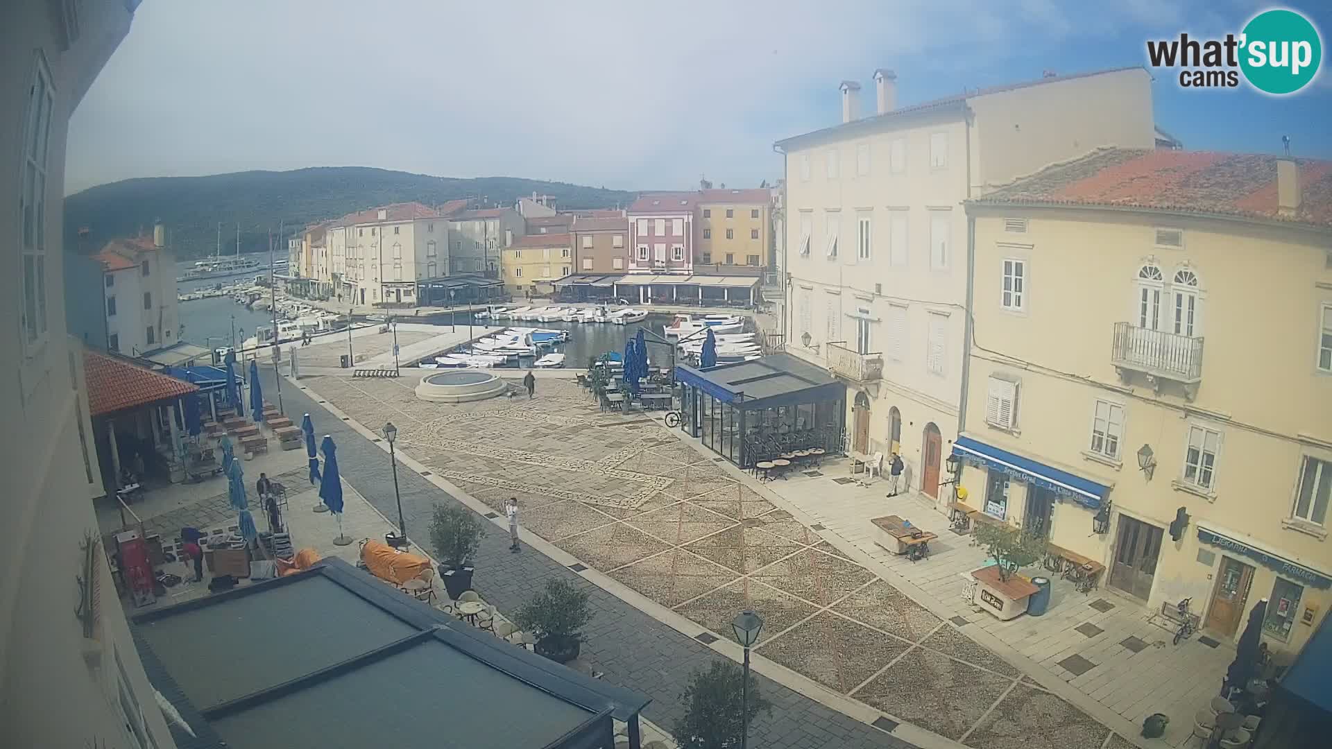 Web kamera Grad Cres – glavni trg i “mandrač” – otok Cres