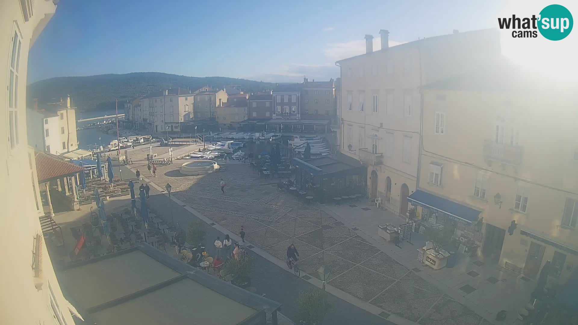 V ŽIVO spletna kamera Cres mesto – glavni trg in “mandrač” – otok Cres – Hrvaška